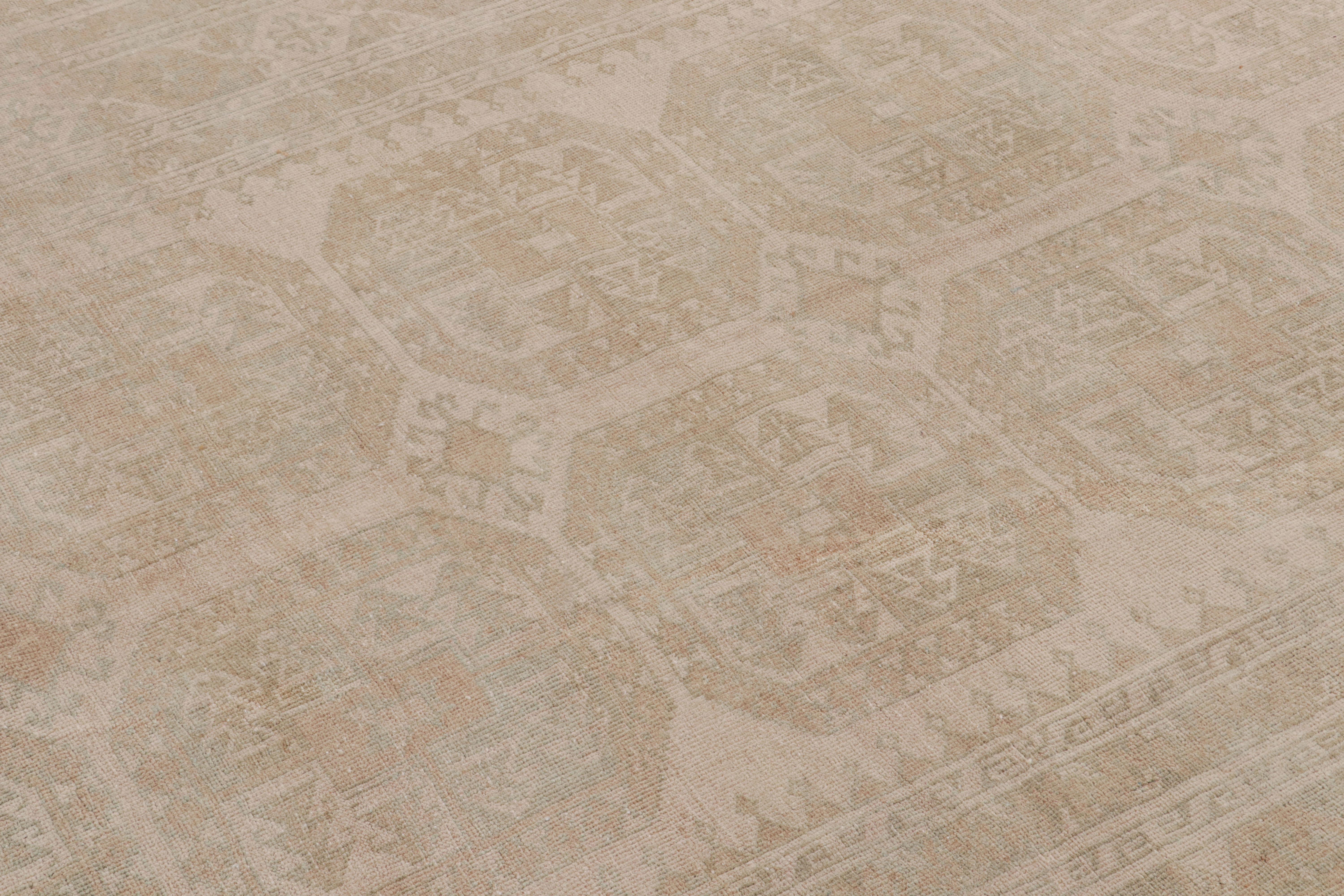 Dieser 7x9 große Vintage-Teppich ist vermutlich ein seltener Ersari-Teppich aus der Mitte des Jahrhunderts, handgeknüpft aus Wolle und in der Türkei um 1950-1960 entstanden.

Über das Design:

Die Ersari sind ein Unterstamm der Turkmenen, der für