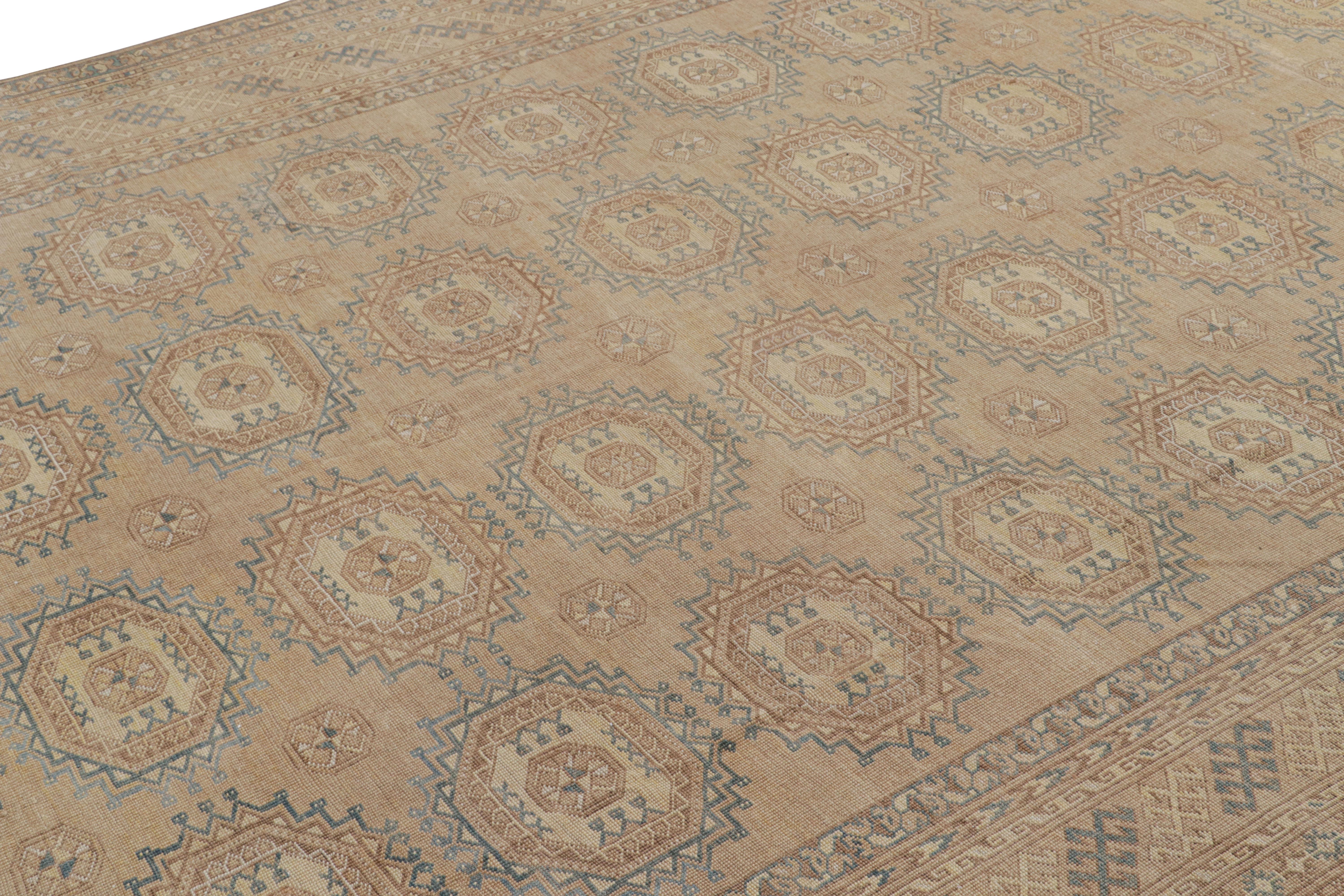 Diese 8x14  Der Vintage-Teppich ist vermutlich ein seltener Ersari-Teppich aus der Mitte des Jahrhunderts, handgeknüpft aus Wolle und aus der Türkei stammend, ca. 1950-1960.

Über das Design:

Die Ersari sind ein Unterstamm der Turkmenen, der für