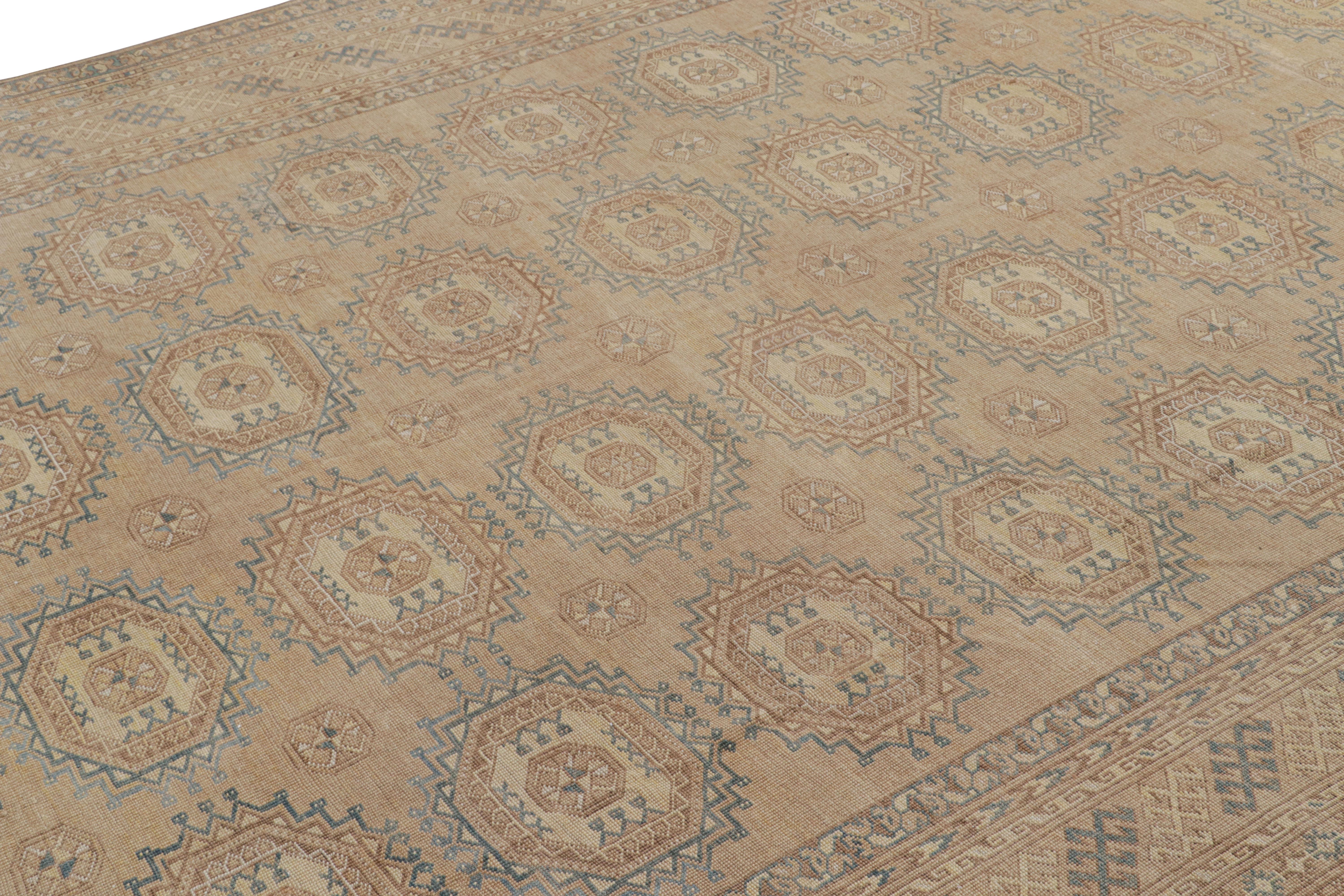 Este 8x14  Se cree que la alfombra vintage es una rara alfombra Ersari de mediados de siglo, anudada a mano en lana y originaria de Turquía hacia 1950-1960.

Sobre el diseño:

Los Ersari son una subtribu del pueblo turcomano, a menudo conocidos por