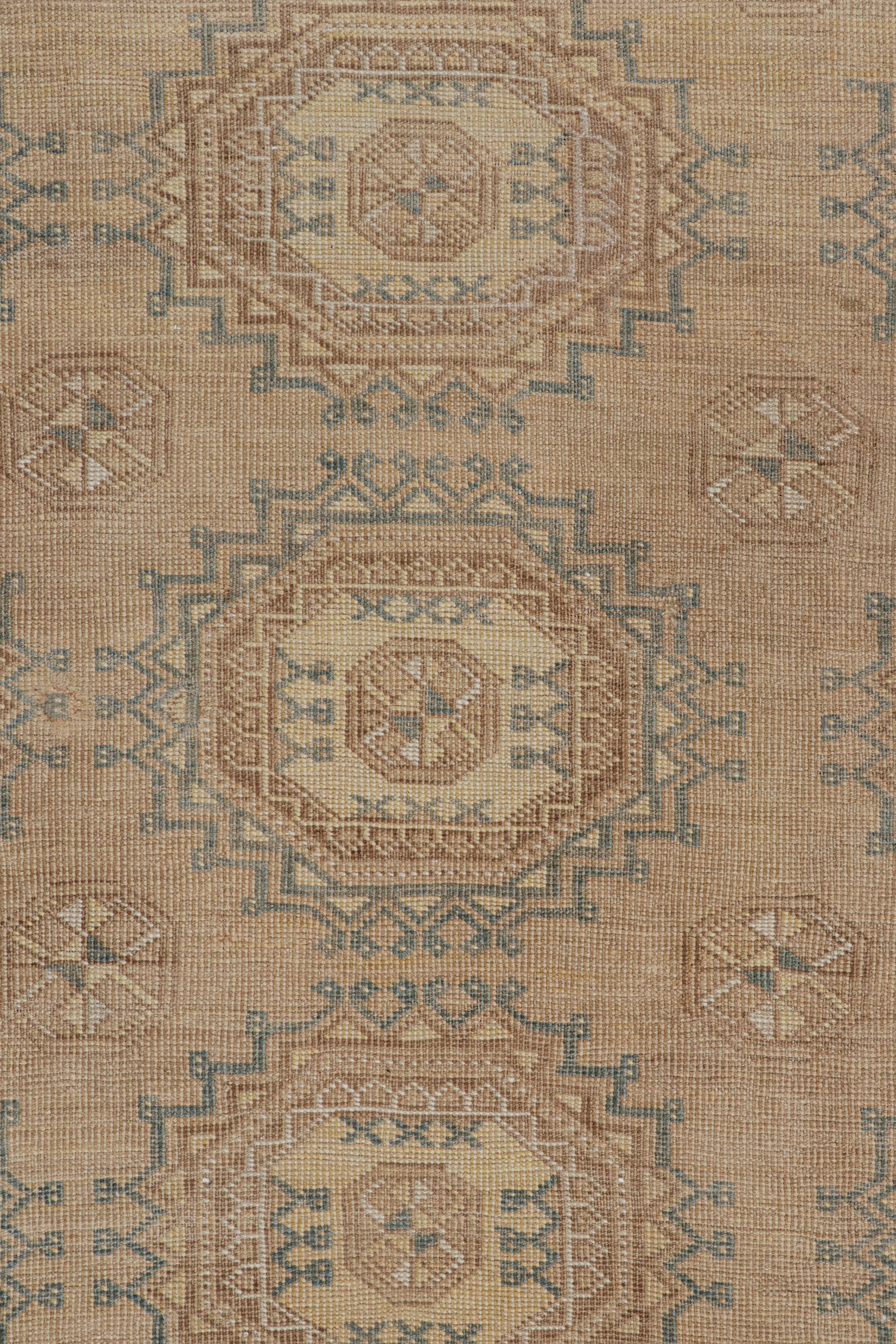 Vintage Ersari Teppich in Beige-Braun, Blau mit geometrischen Mustern von Rug & Kilim (Stammeskunst) im Angebot