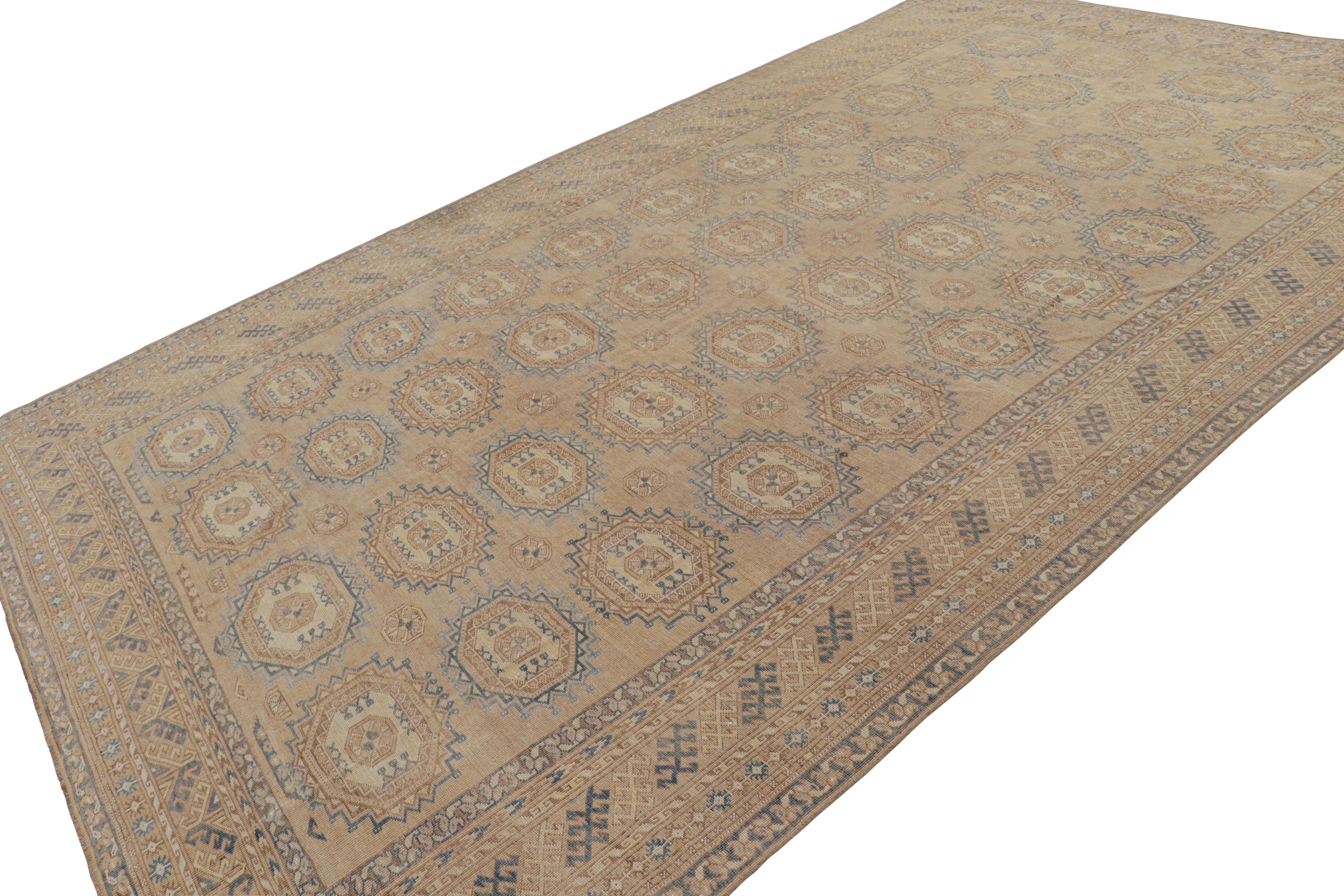 Alfombra vintage Ersari en beige-marrón y azul con motivos geométricos by Rug & Kilim Turco en venta