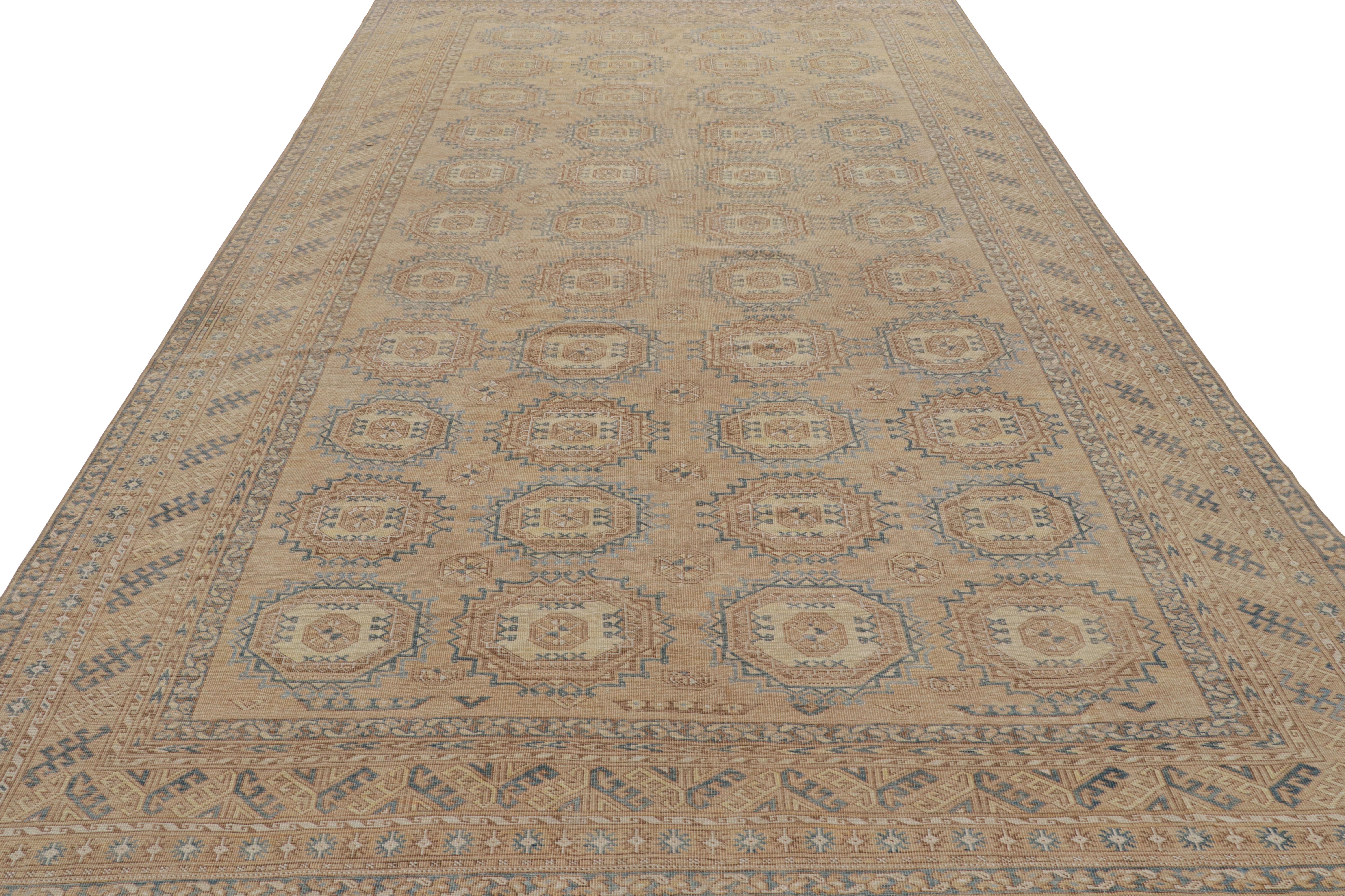Vintage Ersari Teppich in Beige-Braun, Blau mit geometrischen Mustern von Rug & Kilim (Handgeknüpft) im Angebot