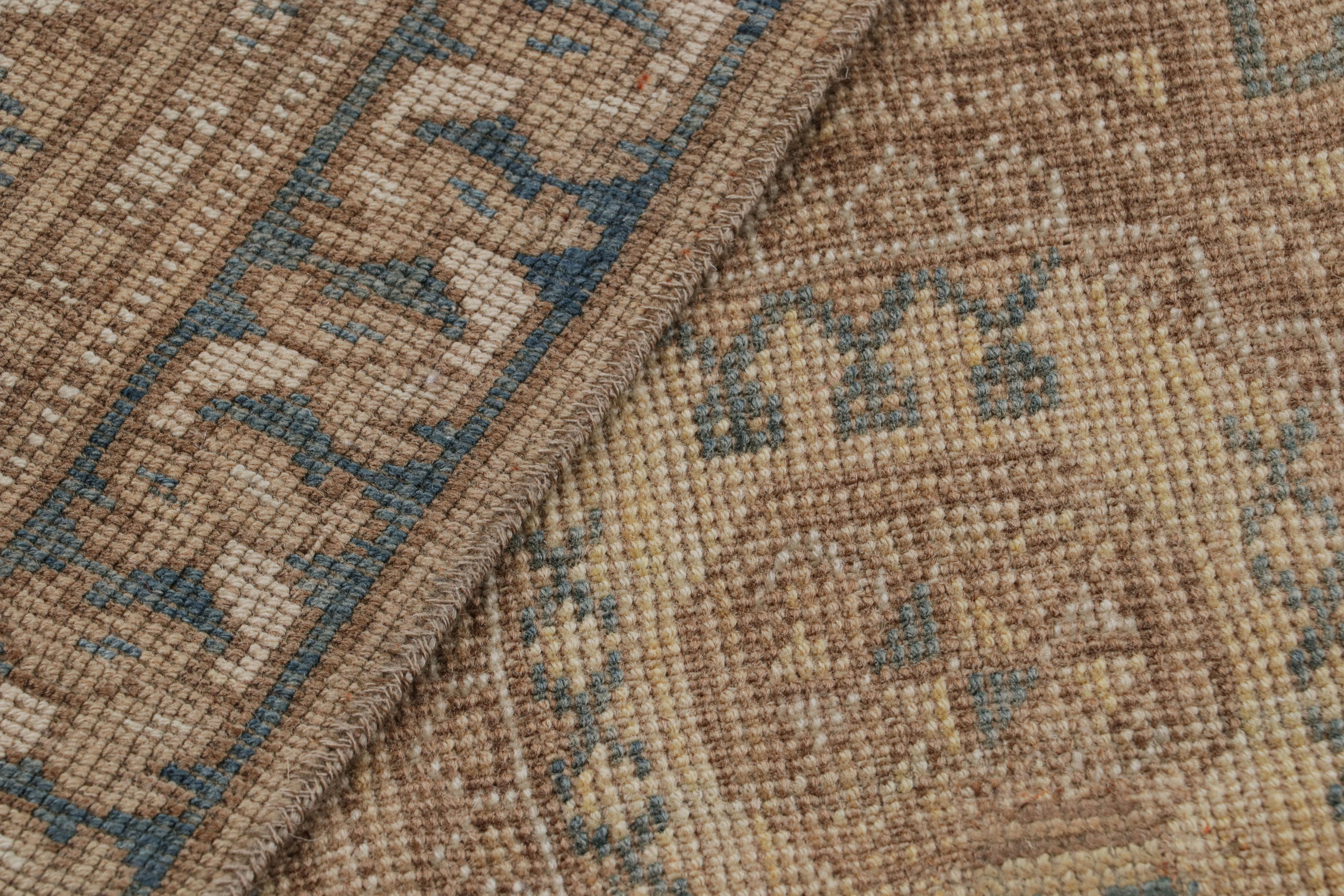 Alfombra vintage Ersari en beige-marrón y azul con motivos geométricos by Rug & Kilim mediados del siglo XX en venta