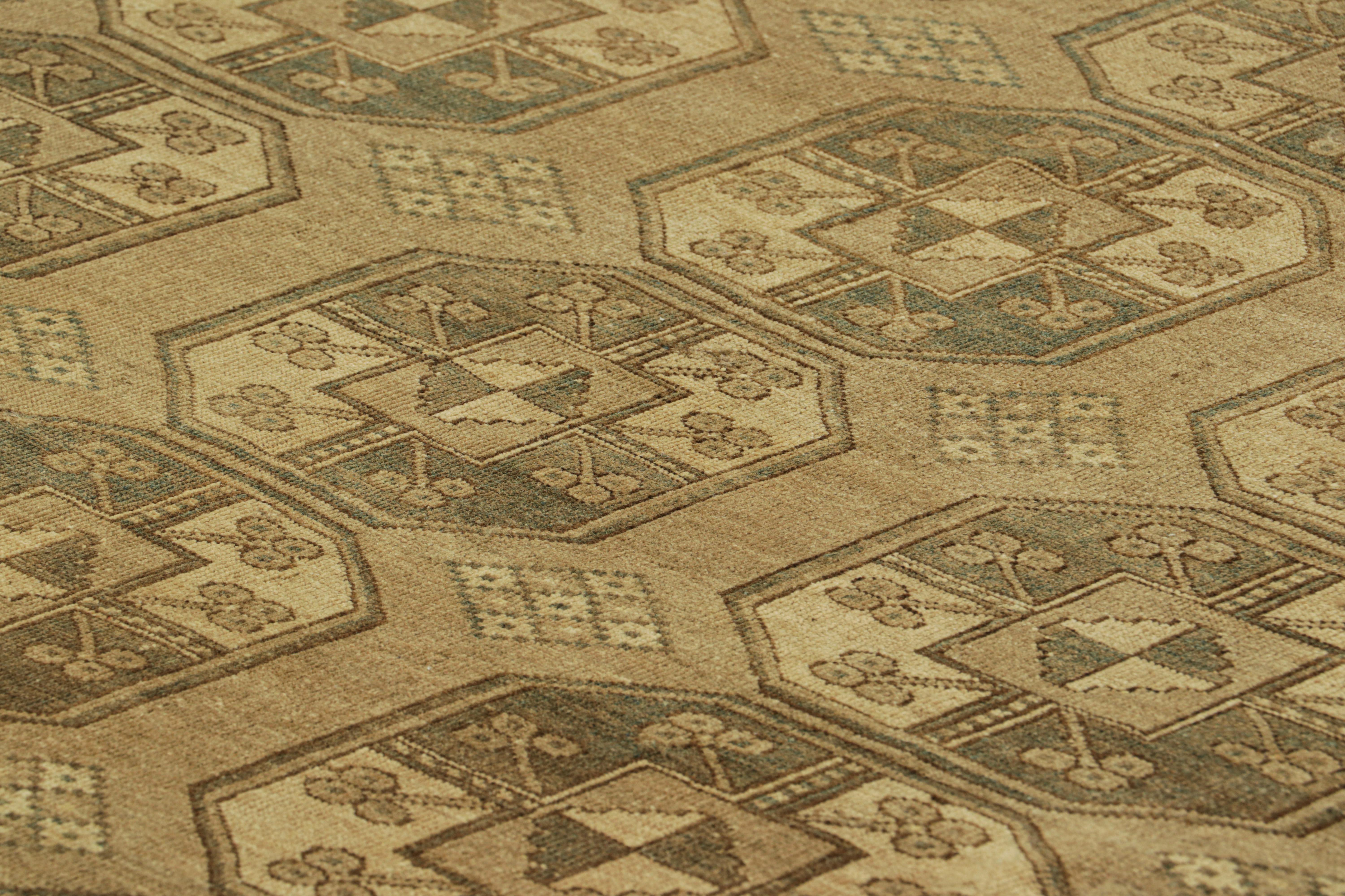 Anudada a mano en lana y originaria de Turquía hacia 1950-1960, esta alfombra Ersari vintage de 7x10 es de la misma procedencia, una subtribu del pueblo turcomano conocida a menudo por sus diseños de alfombras tribales más distintivos. 

Sobre el