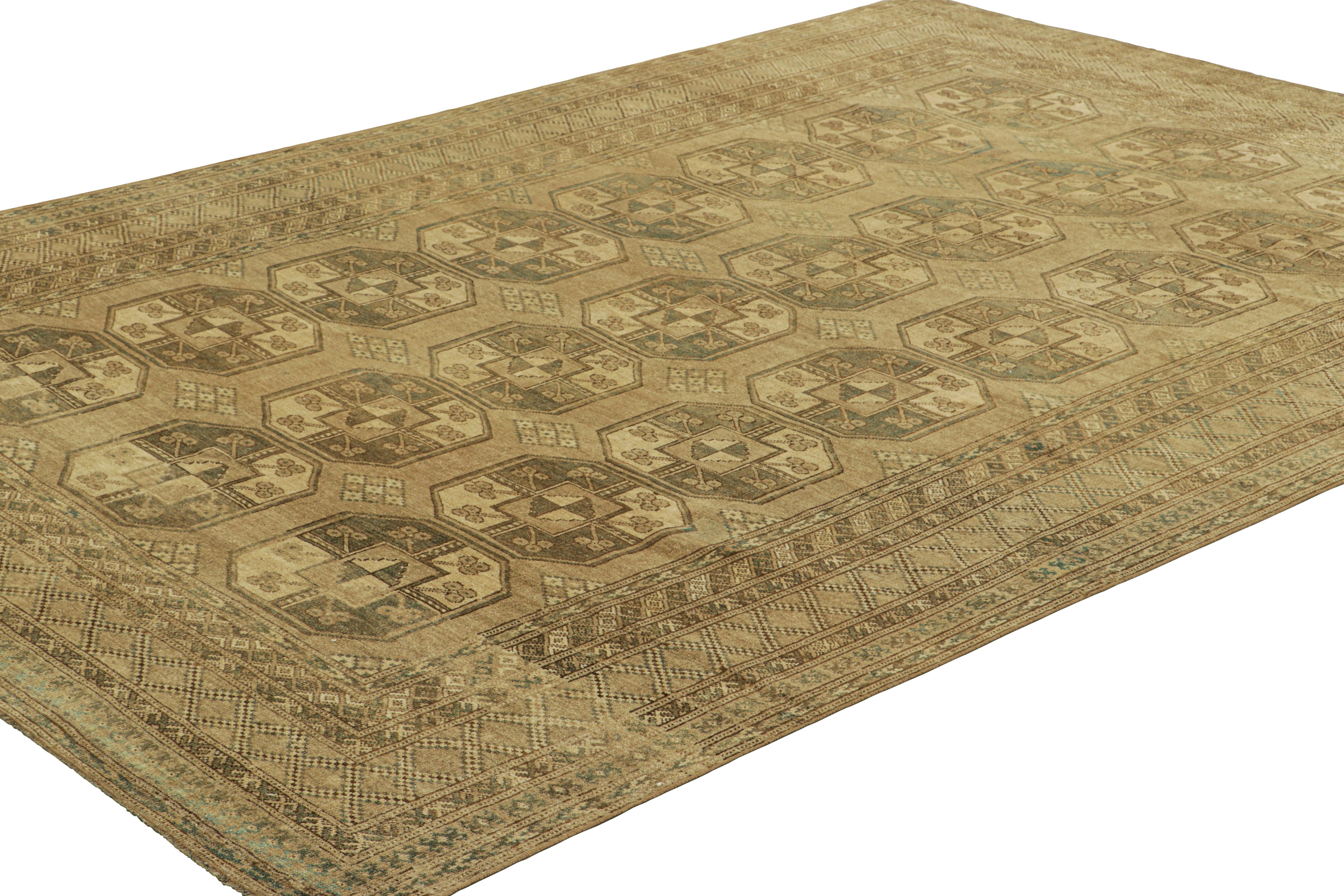 Alfombra vintage Ersari en beige-marrón con medallones geométricos, de Rug & Kilim Anudado a mano en venta