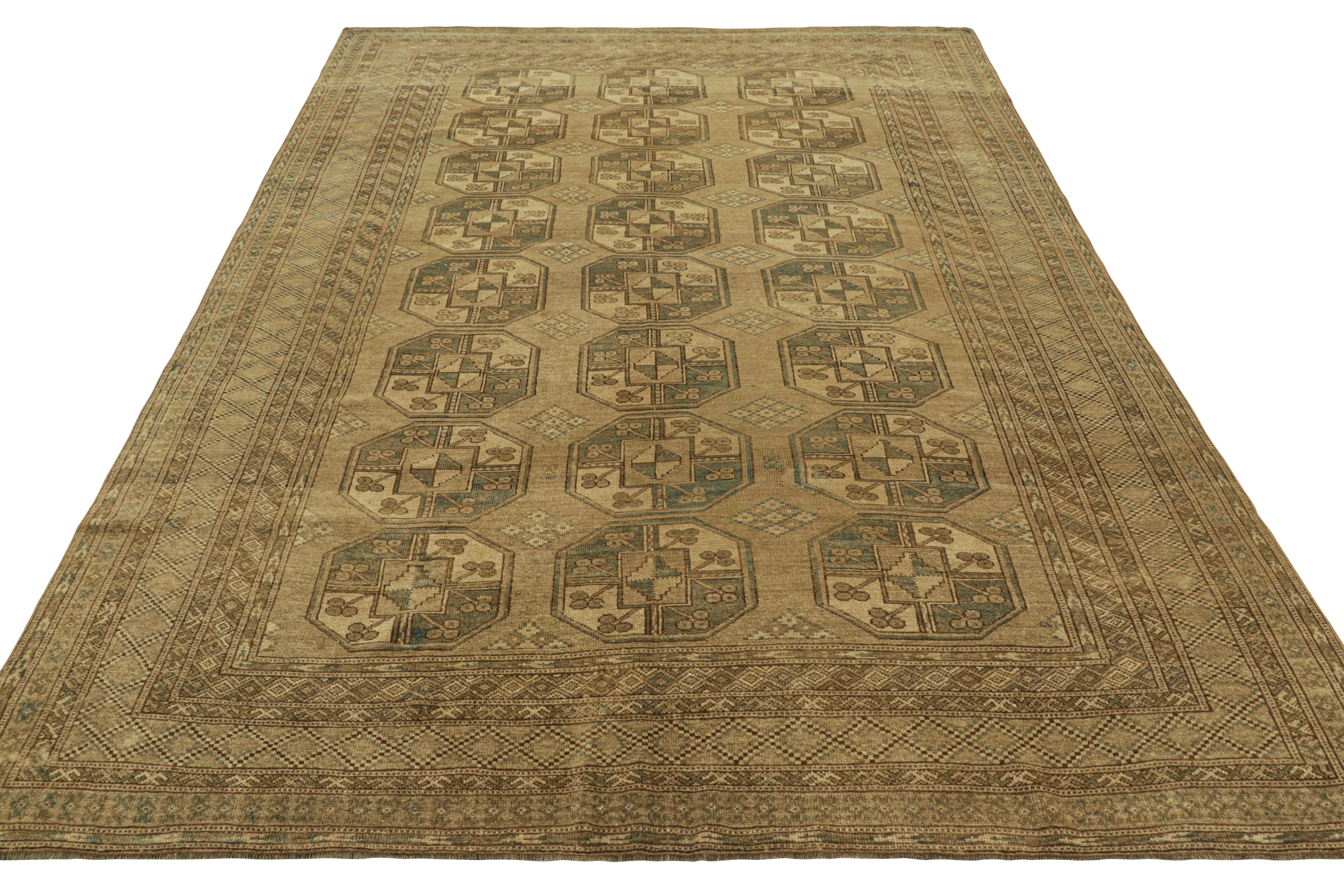 Alfombra vintage Ersari en beige-marrón con medallones geométricos, de Rug & Kilim en Bueno estado para la venta en Long Island City, NY