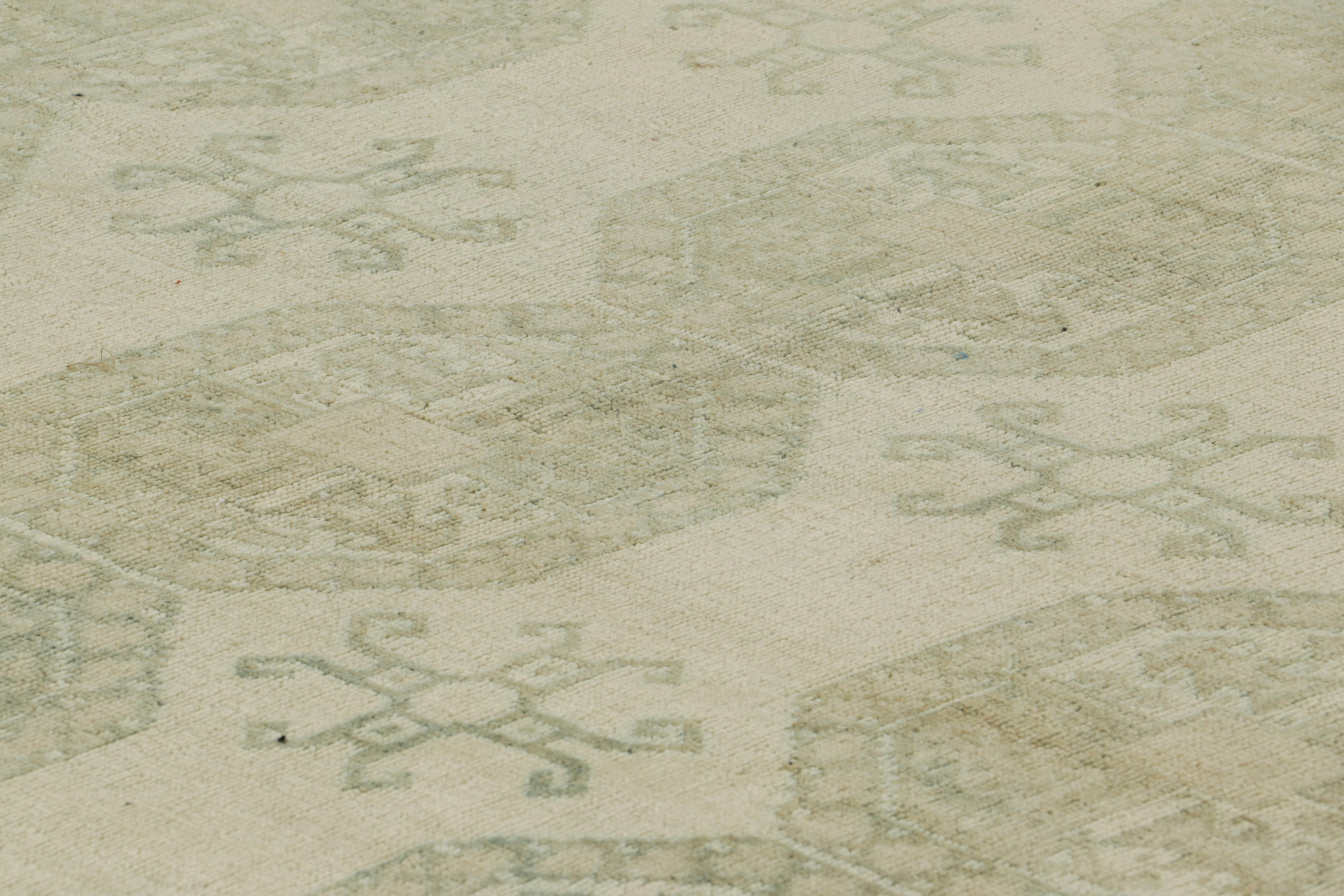 Anudada a mano en lana y originaria de Turquía hacia 1950-1960, esta alfombra Ersari vintage de 8x11 es de la misma procedencia, una subtribu del pueblo turcomano a menudo conocida por sus diseños de alfombras tribales más distintivos. 

Sobre el