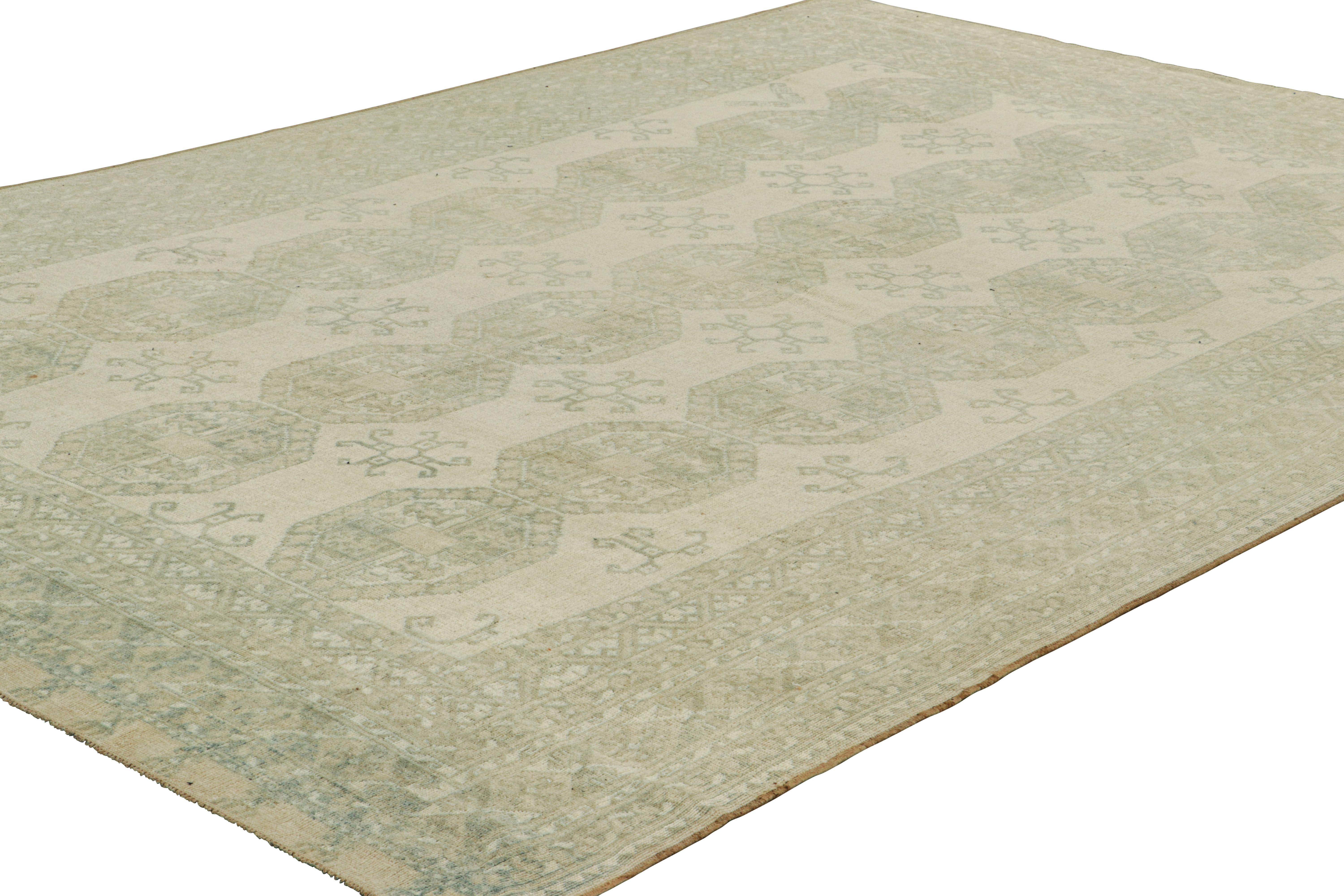 Alfombra vintage Ersari beige con medallones geométricos verde azulado, de Rug & Kilim Anudado a mano en venta