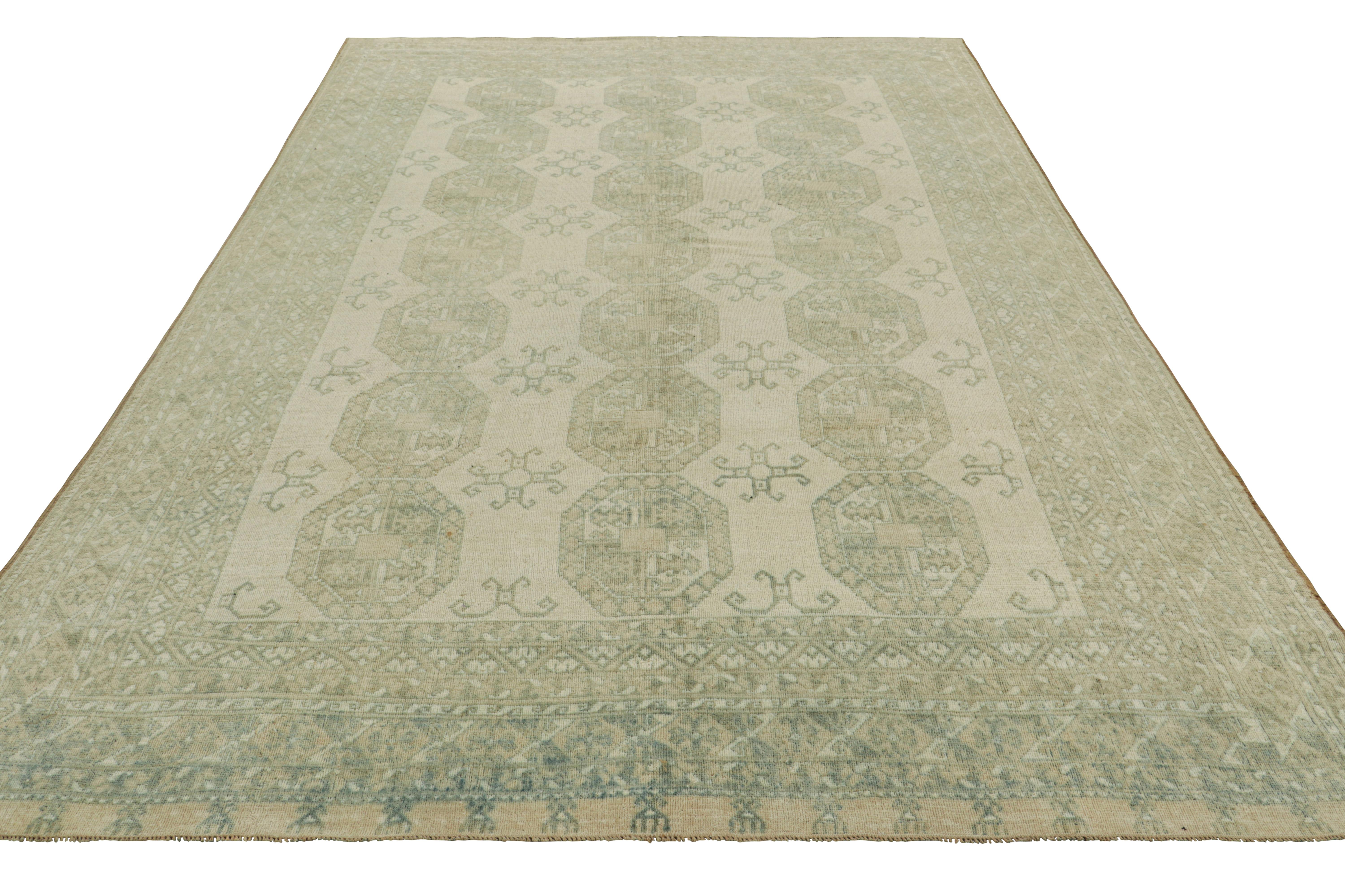 Alfombra vintage Ersari beige con medallones geométricos verde azulado, de Rug & Kilim en Bueno estado para la venta en Long Island City, NY