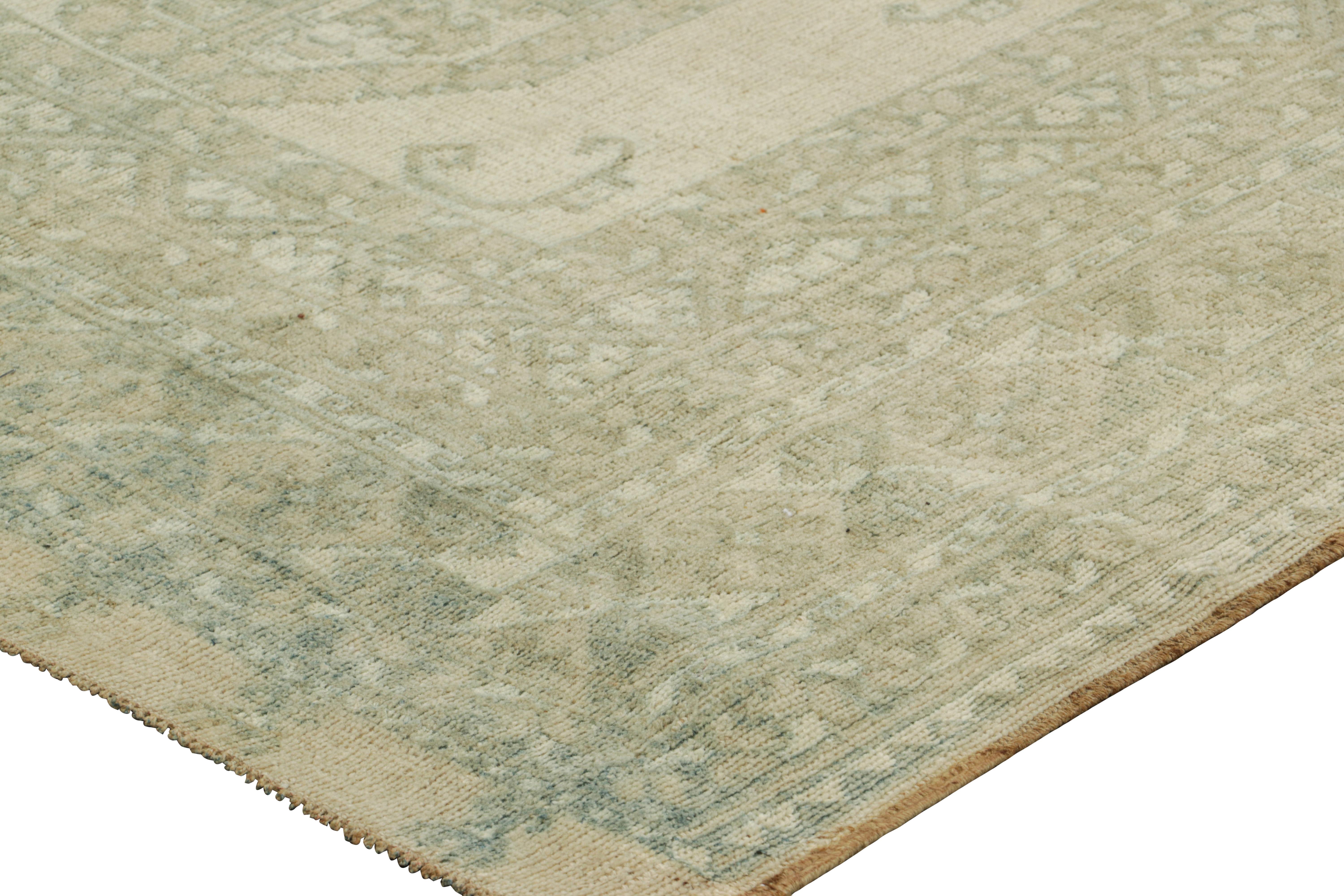 Alfombra vintage Ersari beige con medallones geométricos verde azulado, de Rug & Kilim mediados del siglo XX en venta