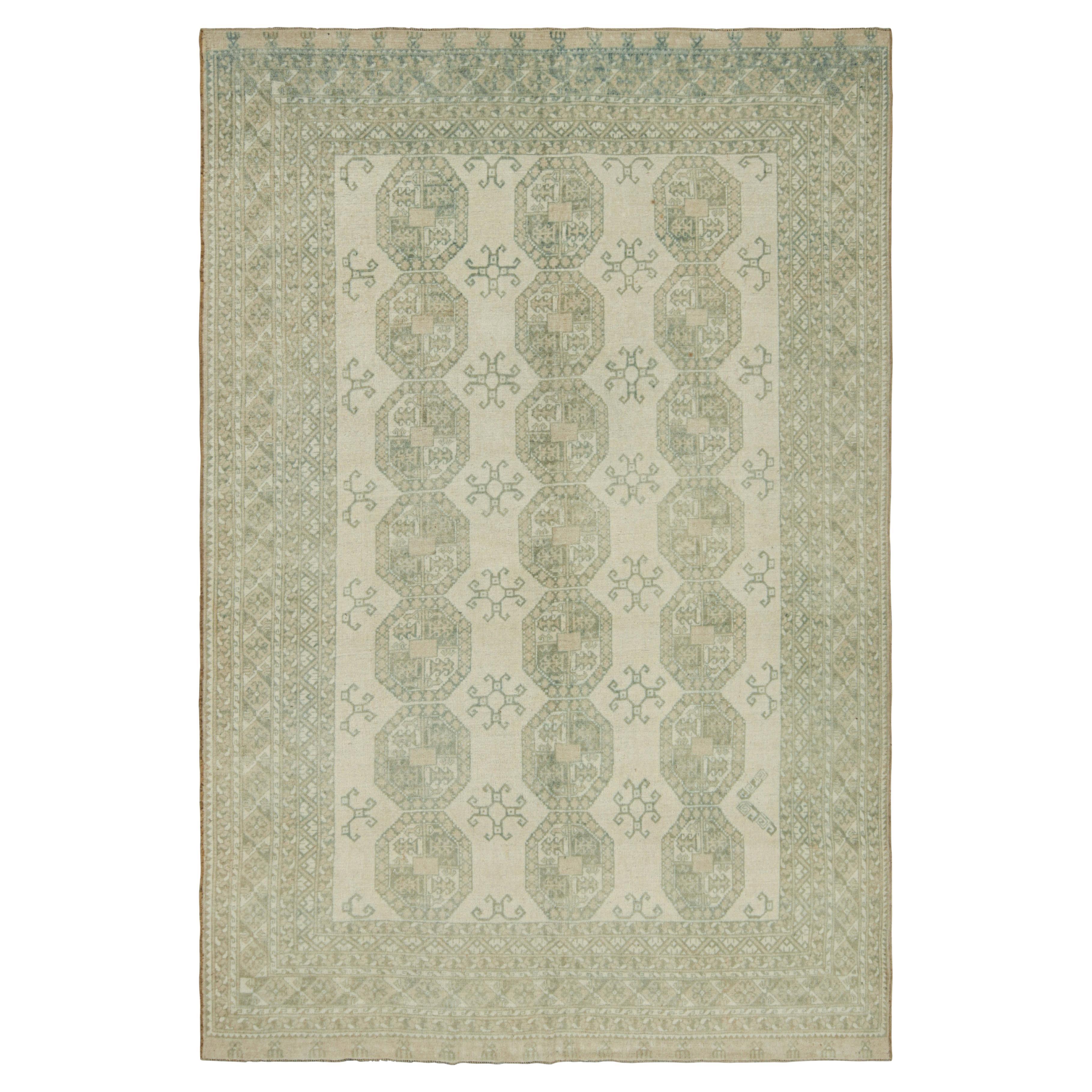Alfombra vintage Ersari beige con medallones geométricos verde azulado, de Rug & Kilim