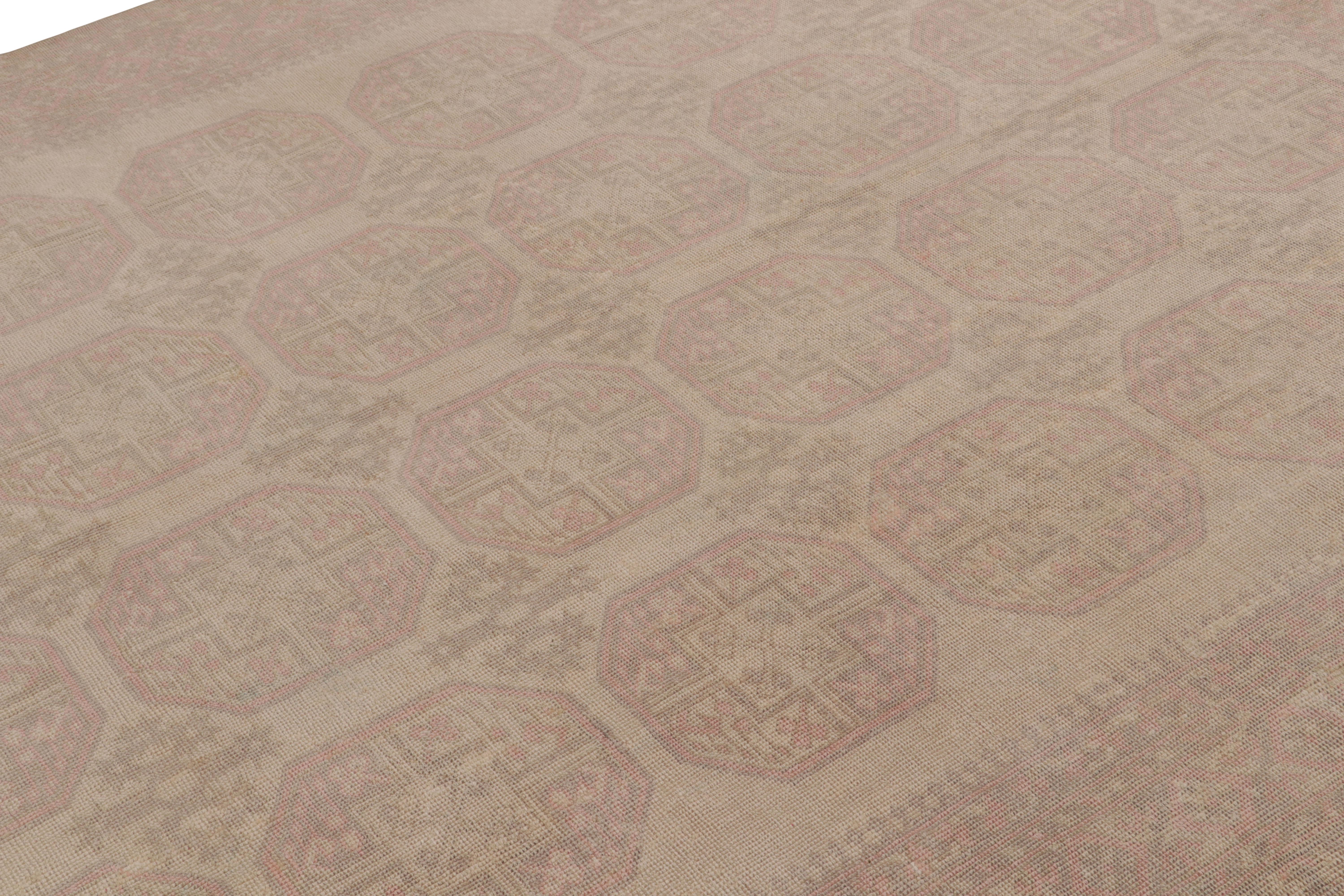 Dieser 7x10 große Vintage-Teppich ist vermutlich ein seltener Ersari-Teppich aus der Mitte des Jahrhunderts, handgeknüpft aus Wolle und aus der Türkei stammend, ca. 1950-1960.

Über das Design

Die Ersari sind ein Unterstamm der Turkmenen, der für