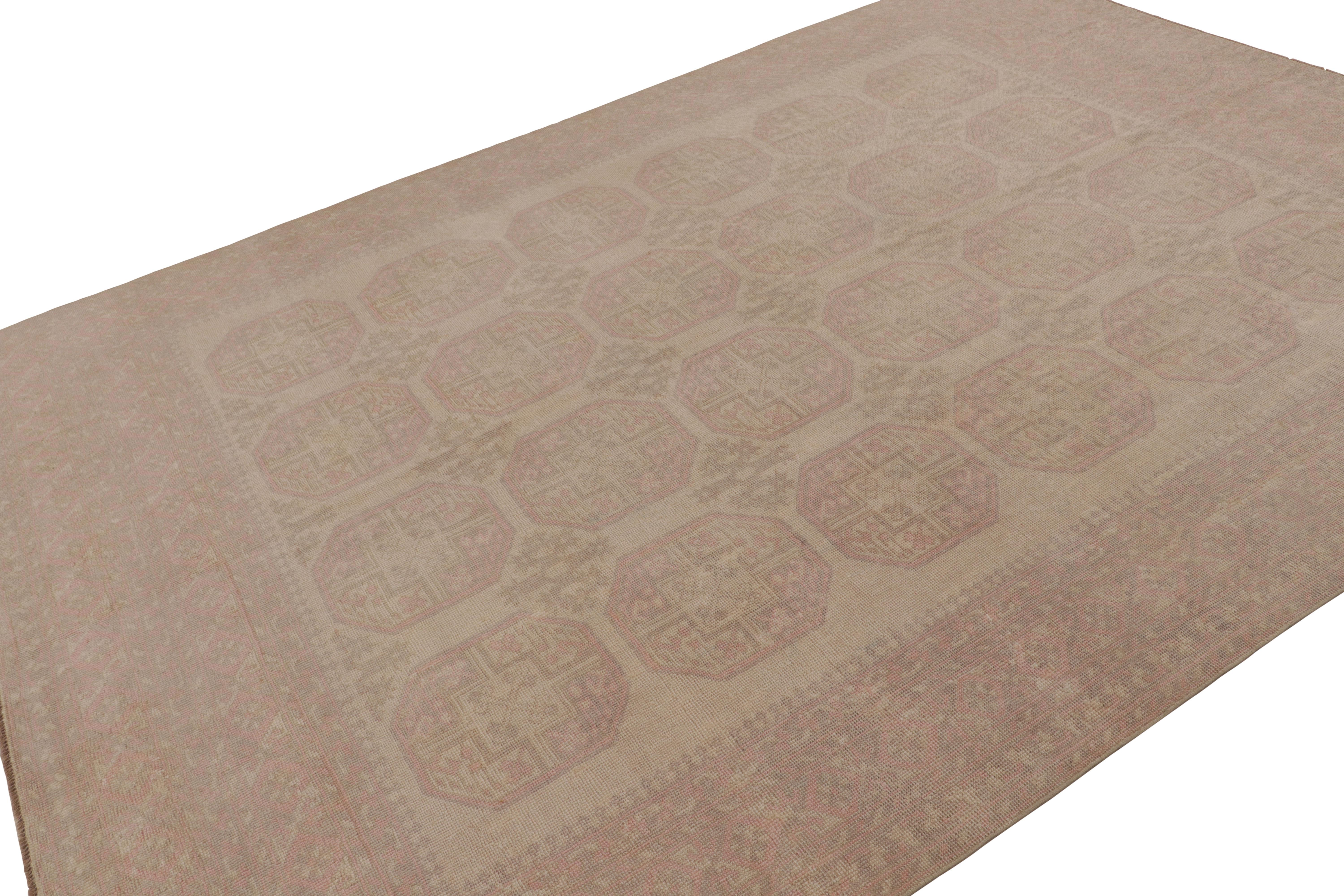 Vintage Ersari Teppich in Rosa und Brown/Beige mit geometrischem Muster von Rug & Kilim (Türkisch) im Angebot