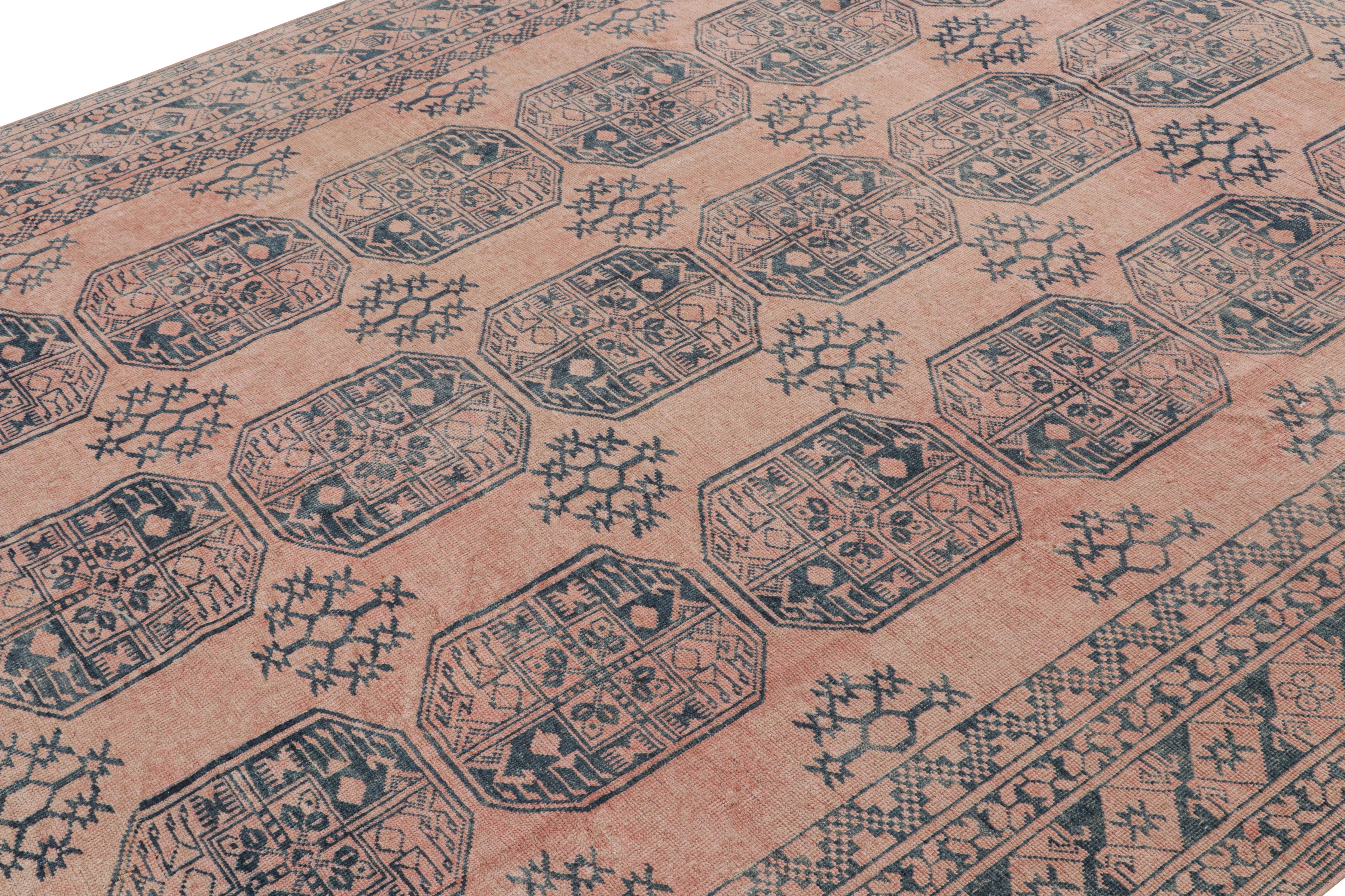 Dieser 8x10 große Vintage-Teppich ist vermutlich ein seltener Ersari-Teppich aus der Mitte des Jahrhunderts, handgeknüpft aus Wolle und in der Türkei um 1950-1960 entstanden.

Über das Design:

Die Ersari sind ein Unterstamm der Turkmenen, der für