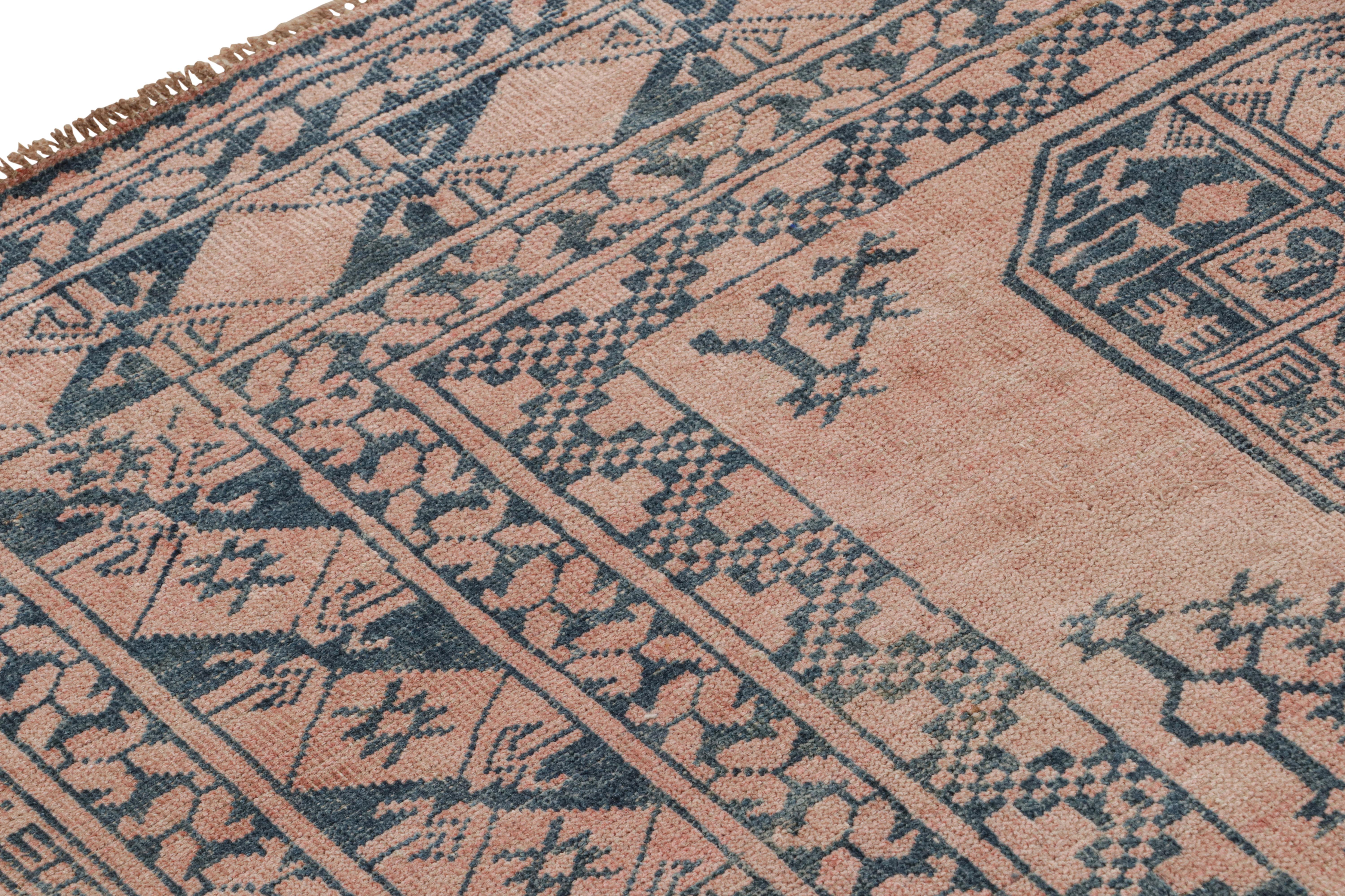 Vintage Ersari-Teppich in Rosa und Blau mit geometrischen Mustern, von Rug & Kilim (Stammeskunst) im Angebot