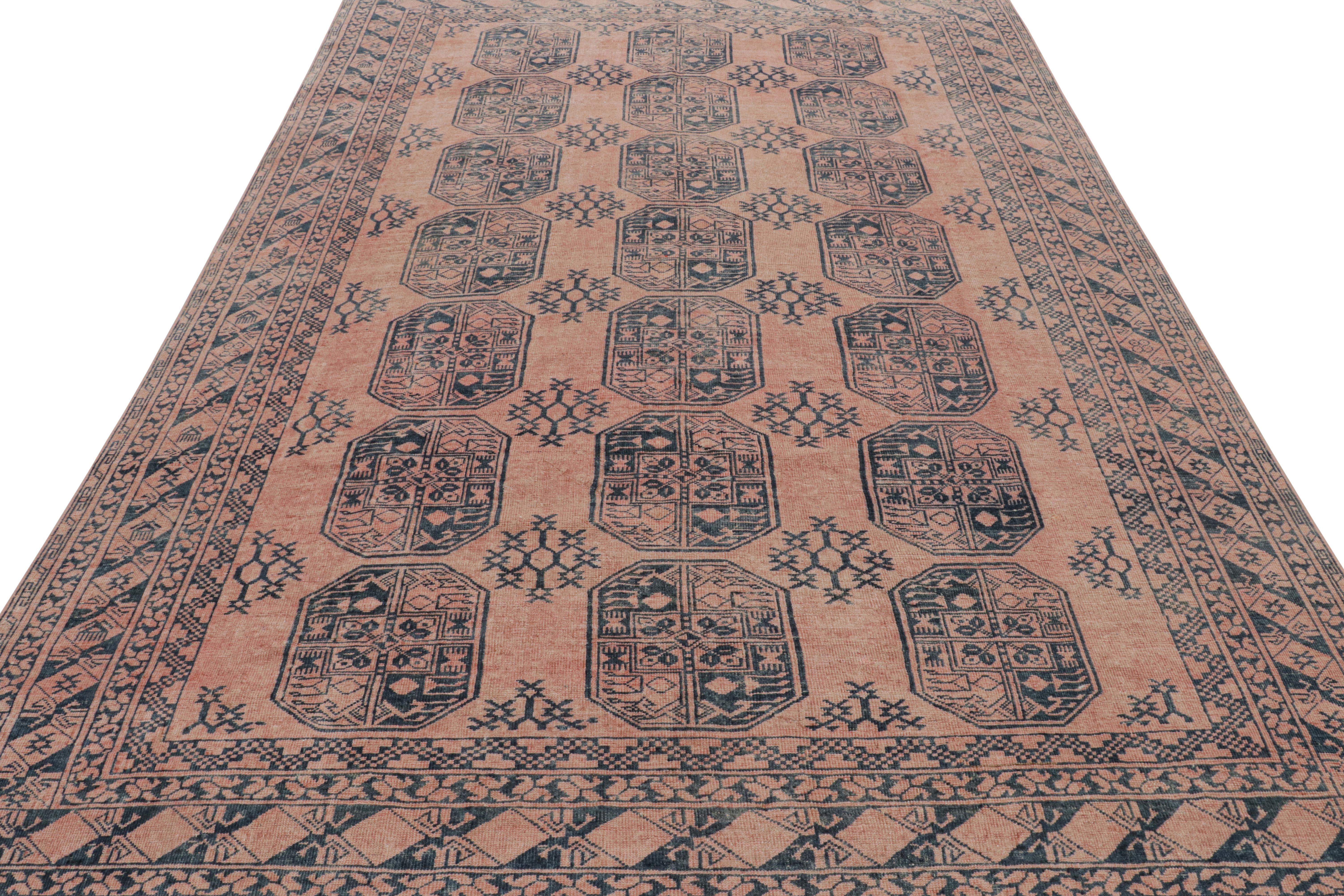 Vintage Ersari-Teppich in Rosa und Blau mit geometrischen Mustern, von Rug & Kilim (Handgeknüpft) im Angebot