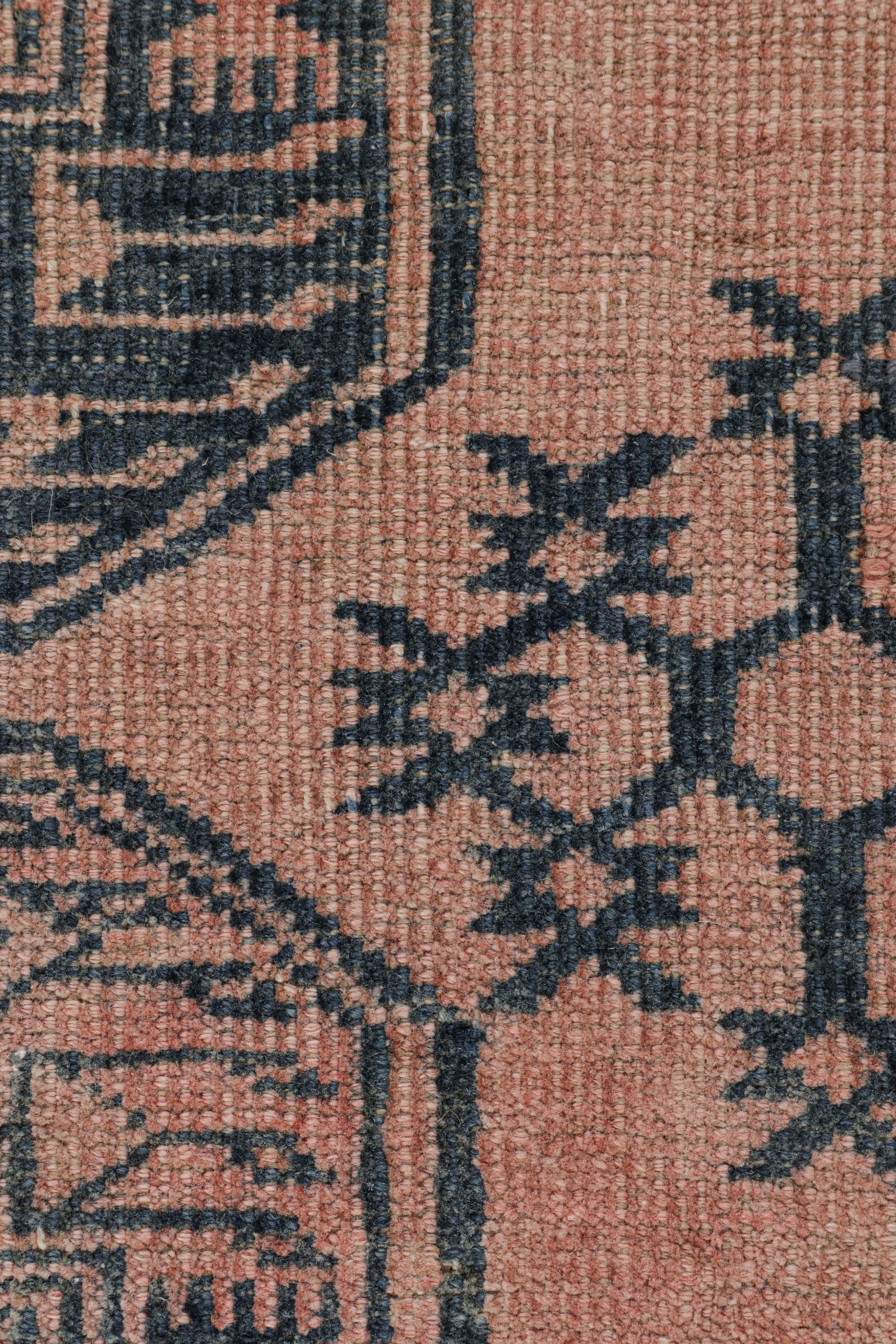 Vintage Ersari-Teppich in Rosa und Blau mit geometrischen Mustern, von Rug & Kilim (Mitte des 20. Jahrhunderts) im Angebot