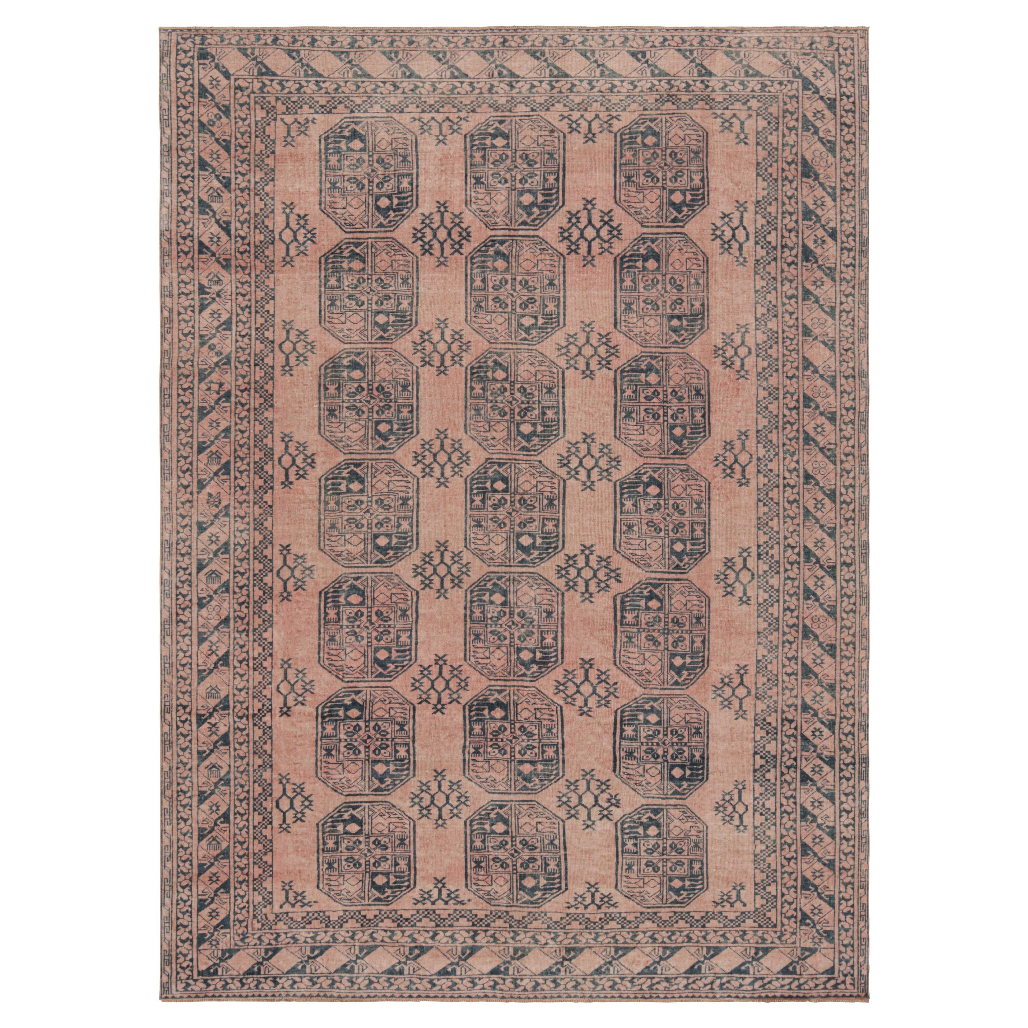Vintage Ersari-Teppich in Rosa und Blau mit geometrischen Mustern, von Rug & Kilim im Angebot