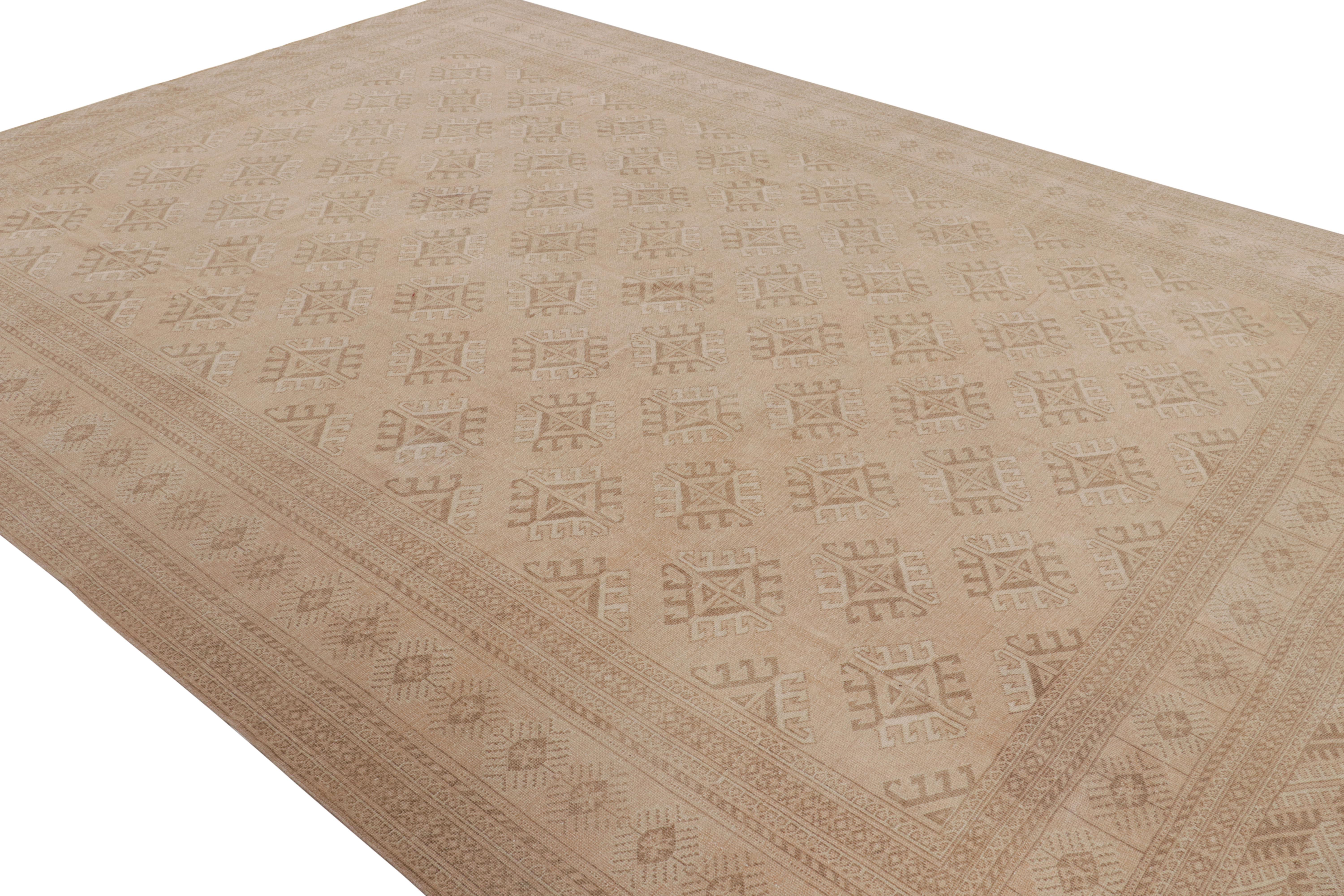 Vintage Ersari-Teppich in Rosa mit beige-braunen geometrischen Mustern, von Rug & Kilim (Türkisch) im Angebot