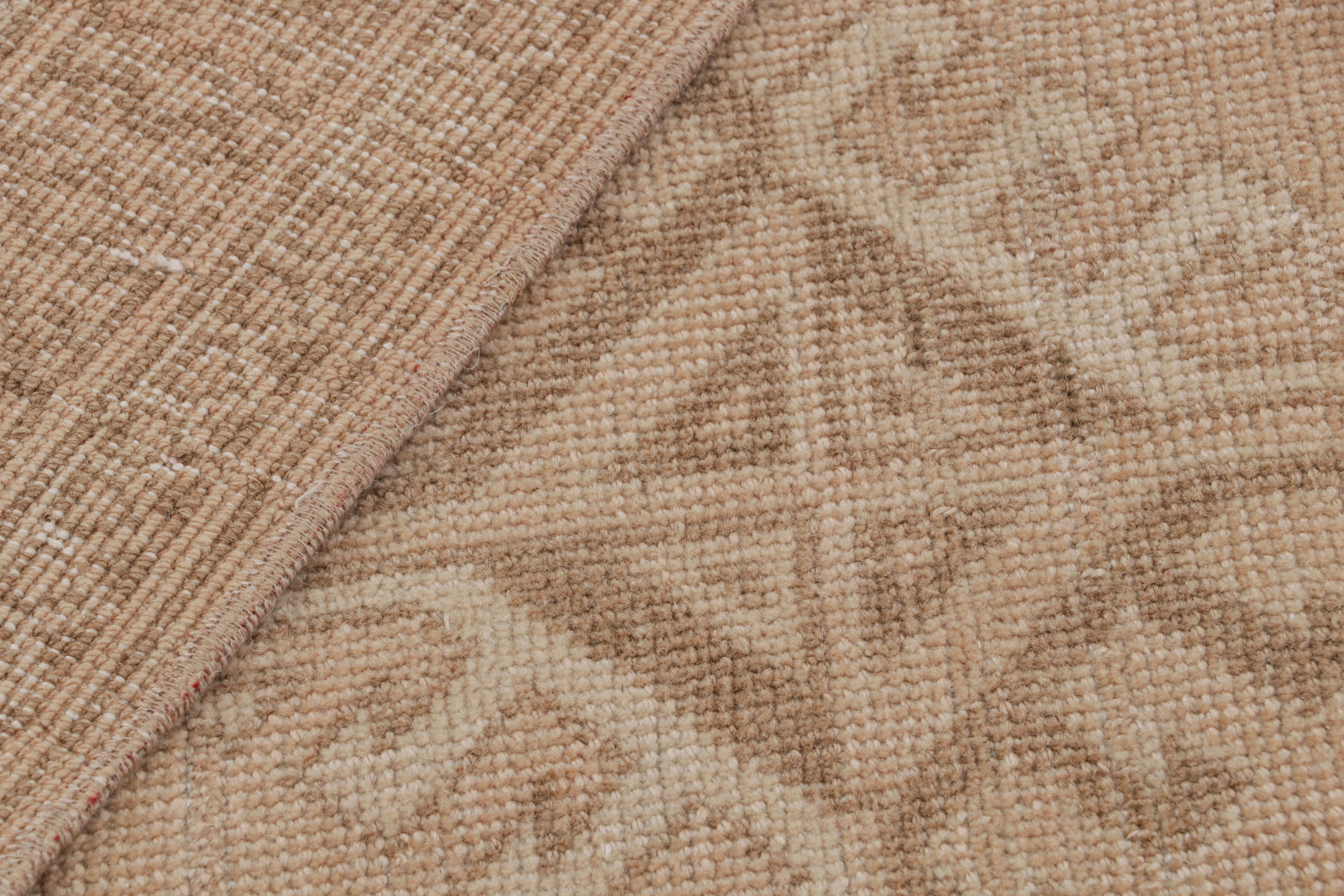 Vintage Ersari-Teppich in Rosa mit beige-braunen geometrischen Mustern, von Rug & Kilim (Mitte des 20. Jahrhunderts) im Angebot