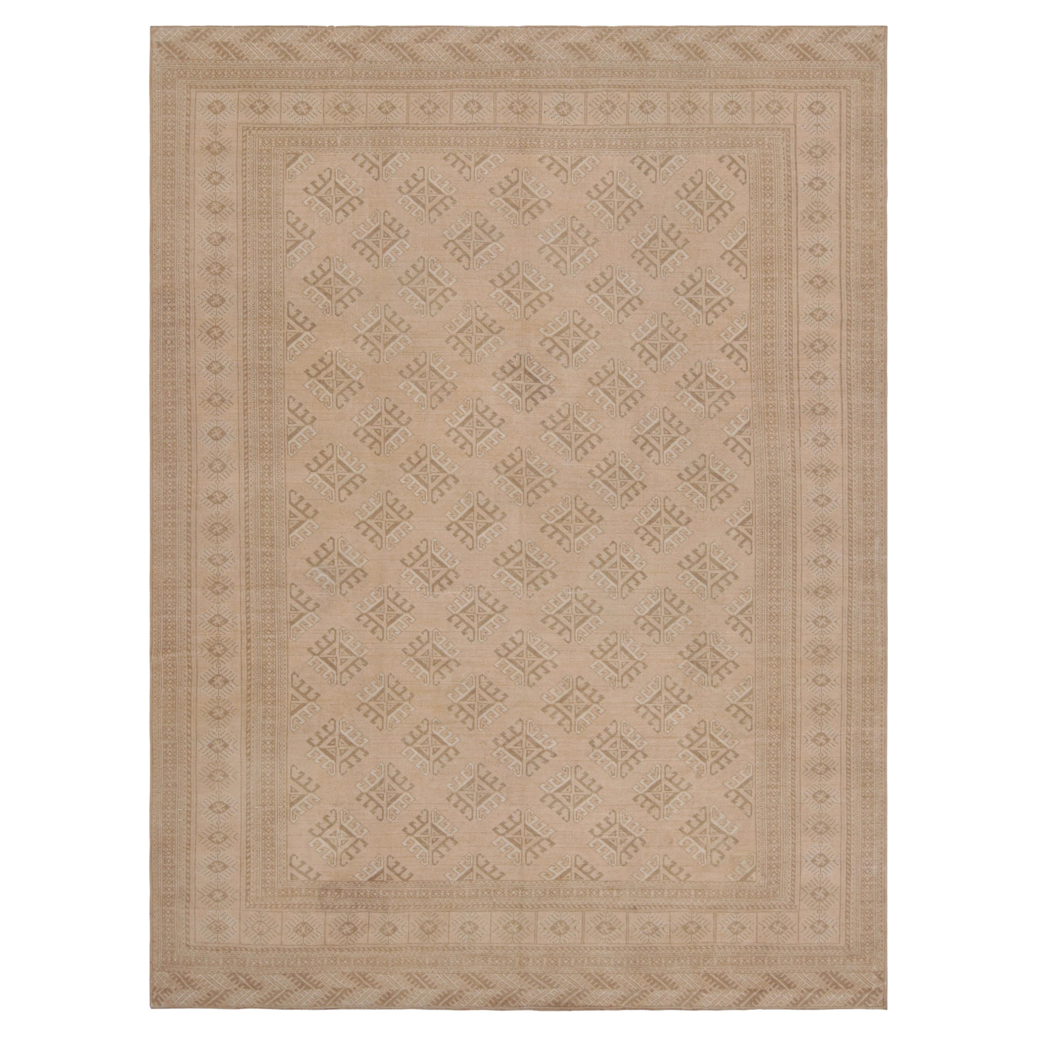 Vintage Ersari-Teppich in Rosa mit beige-braunen geometrischen Mustern, von Rug & Kilim