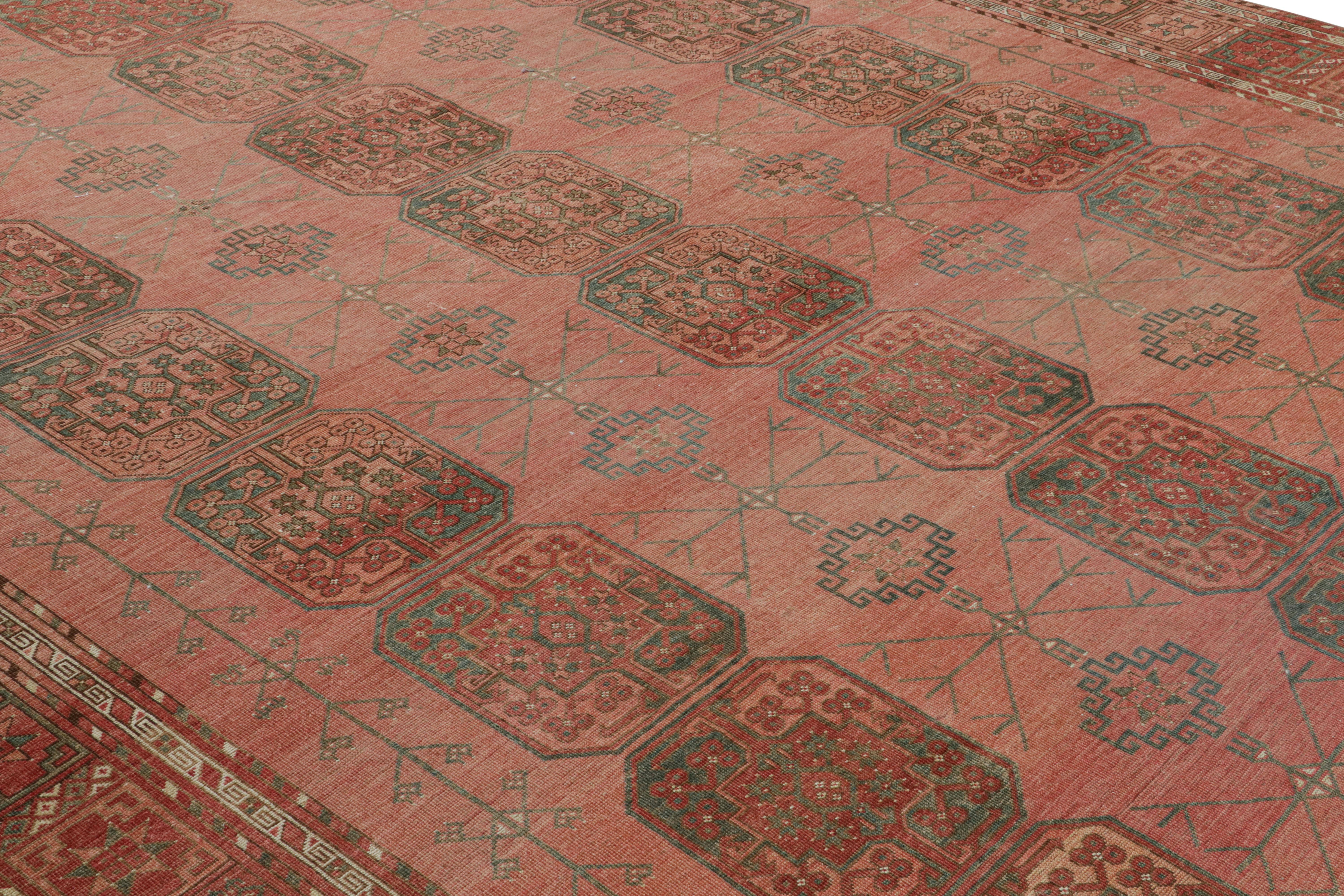 Noué à la main en laine, originaire de Turquie vers 1950-1960, ce tapis Ersari vintage 10x15 provient de la même provenance, une sous-tribu du peuple turkmène, souvent connue pour ses motifs de tapis tribaux plus distincts. 

Sur le Design : 

Les