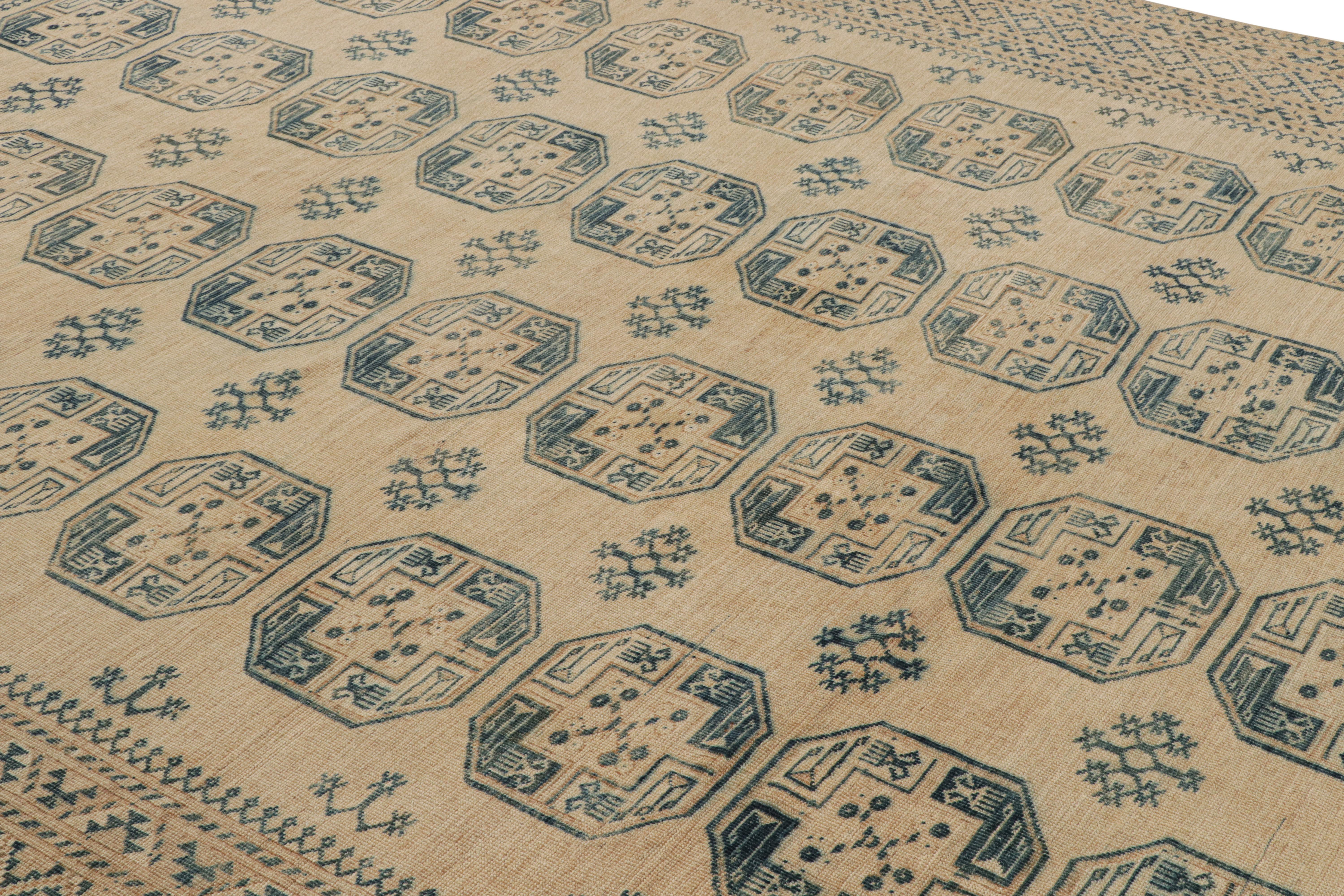 Noué à la main en laine et originaire de Turquie vers 1950-1960, ce tapis Ersari vintage 10x14 provient de la même provenance, une sous-tribu du peuple turkmène, souvent connue pour ses motifs de tapis tribaux plus distincts. 

Sur le Design : 

Les