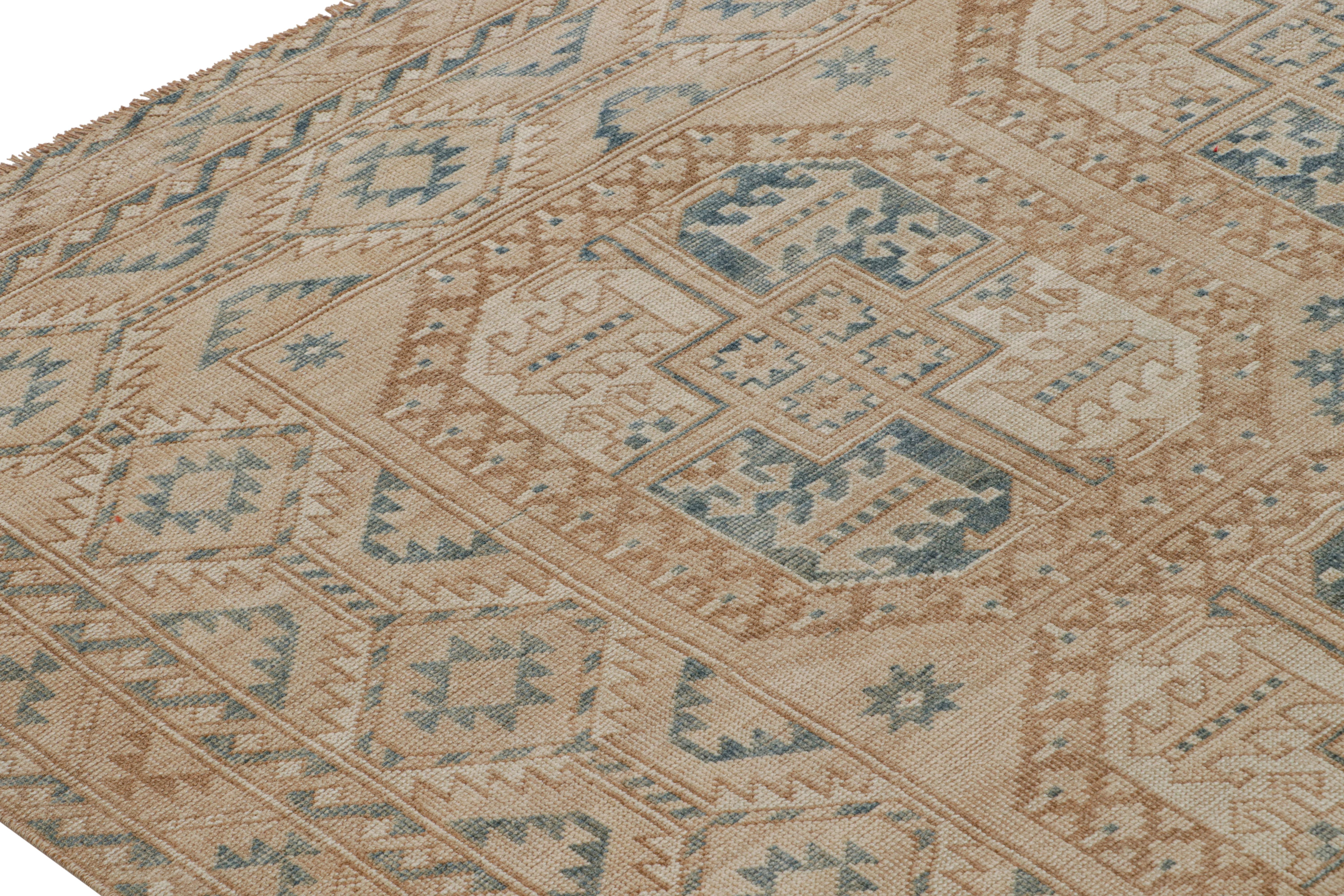 Vintage Ersari-Teppich mit beige-braunem, blauem geometrischem Medaillon von Rug & Kilim (Stammeskunst) im Angebot