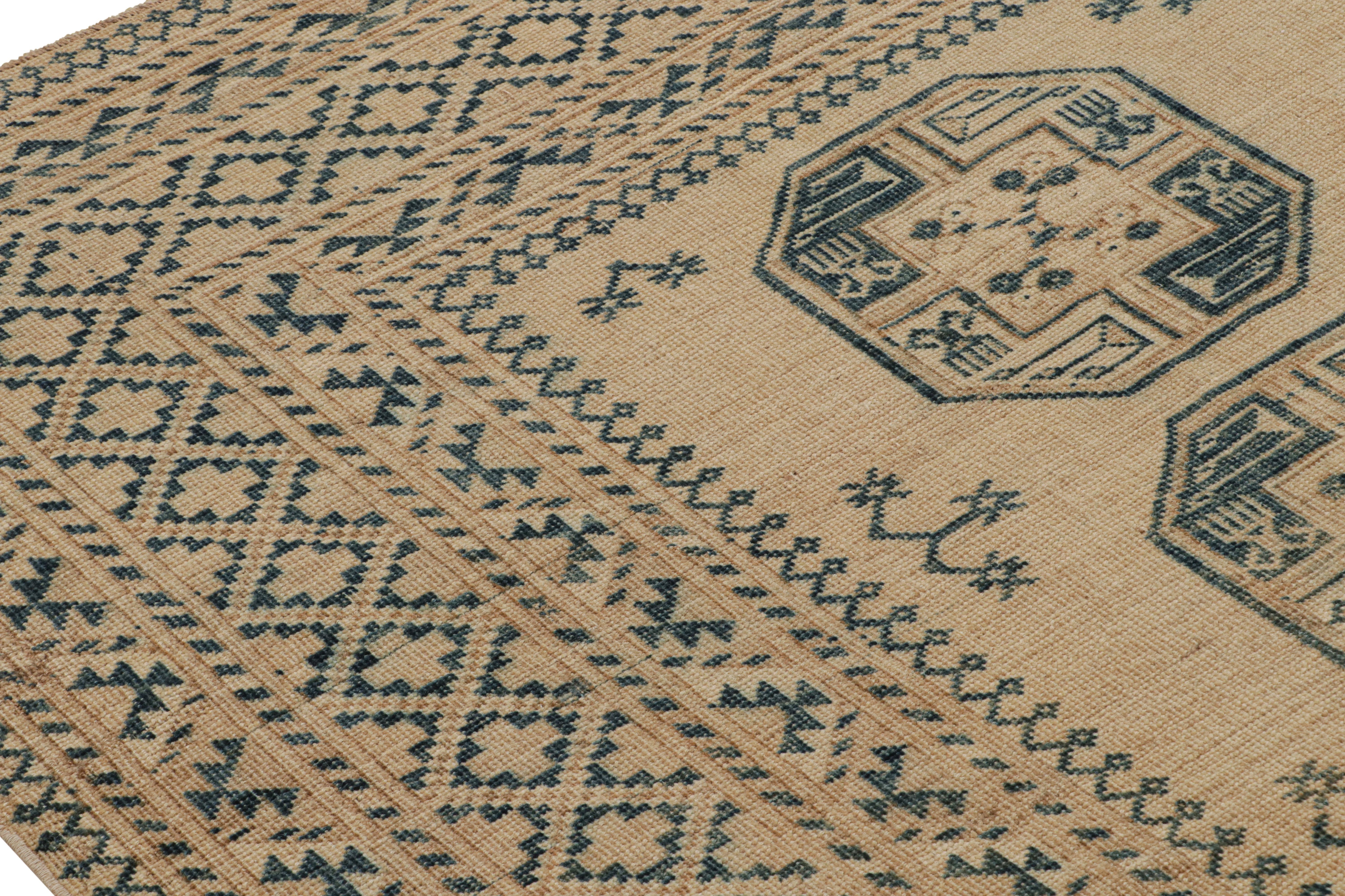 Vintage Ersari-Teppich mit beige-braunem, blauem geometrischem Medaillon von Rug & Kilim (Stammeskunst) im Angebot