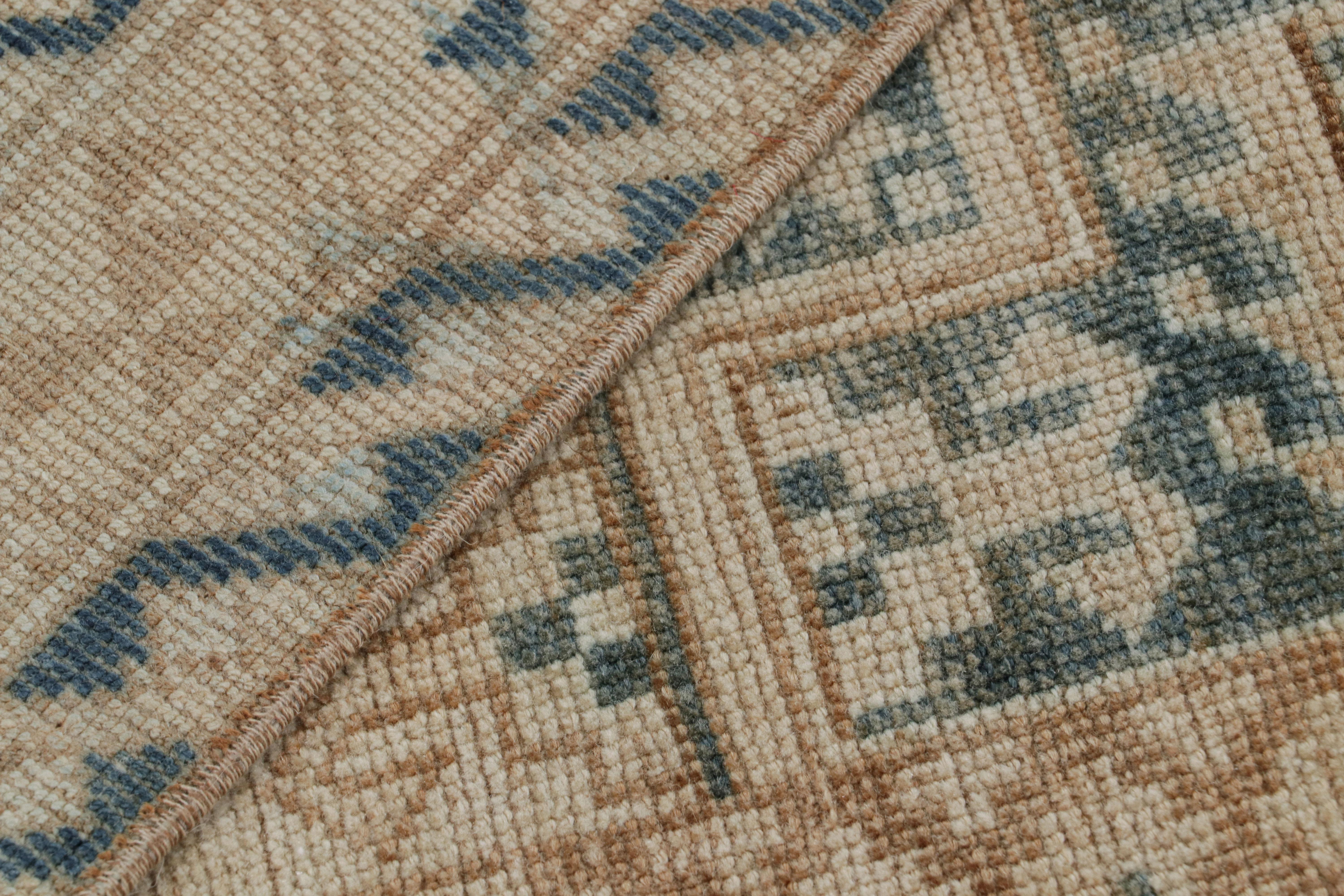 Milieu du XXe siècle Tapis vintage Ersari avec médaillon géométrique beige-brun et bleu de Rug & Kilim en vente