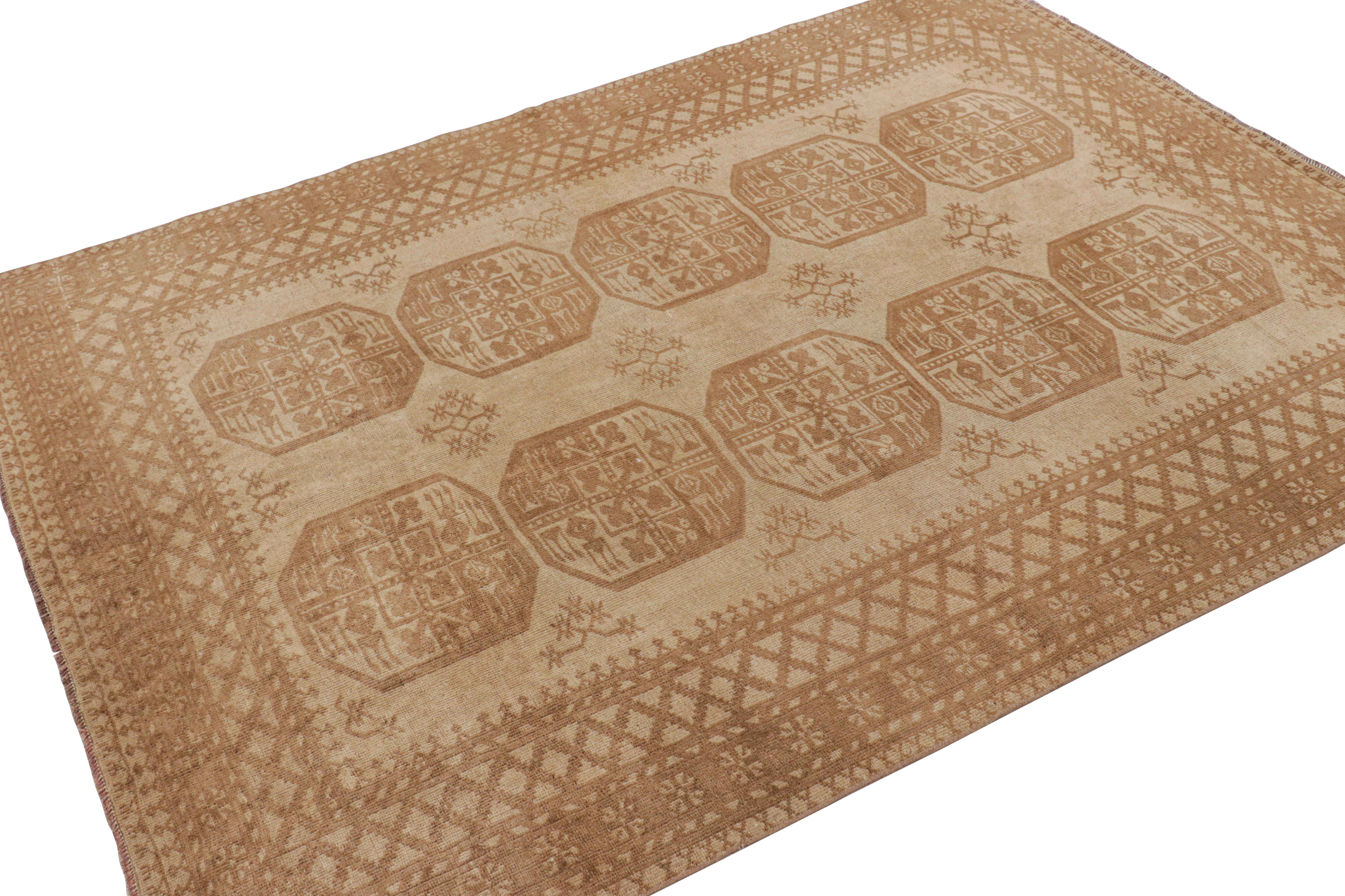 Alfombra vintage Ersari con medallones geométricos beige-marrón, de Rug & Kilim Anudado a mano en venta