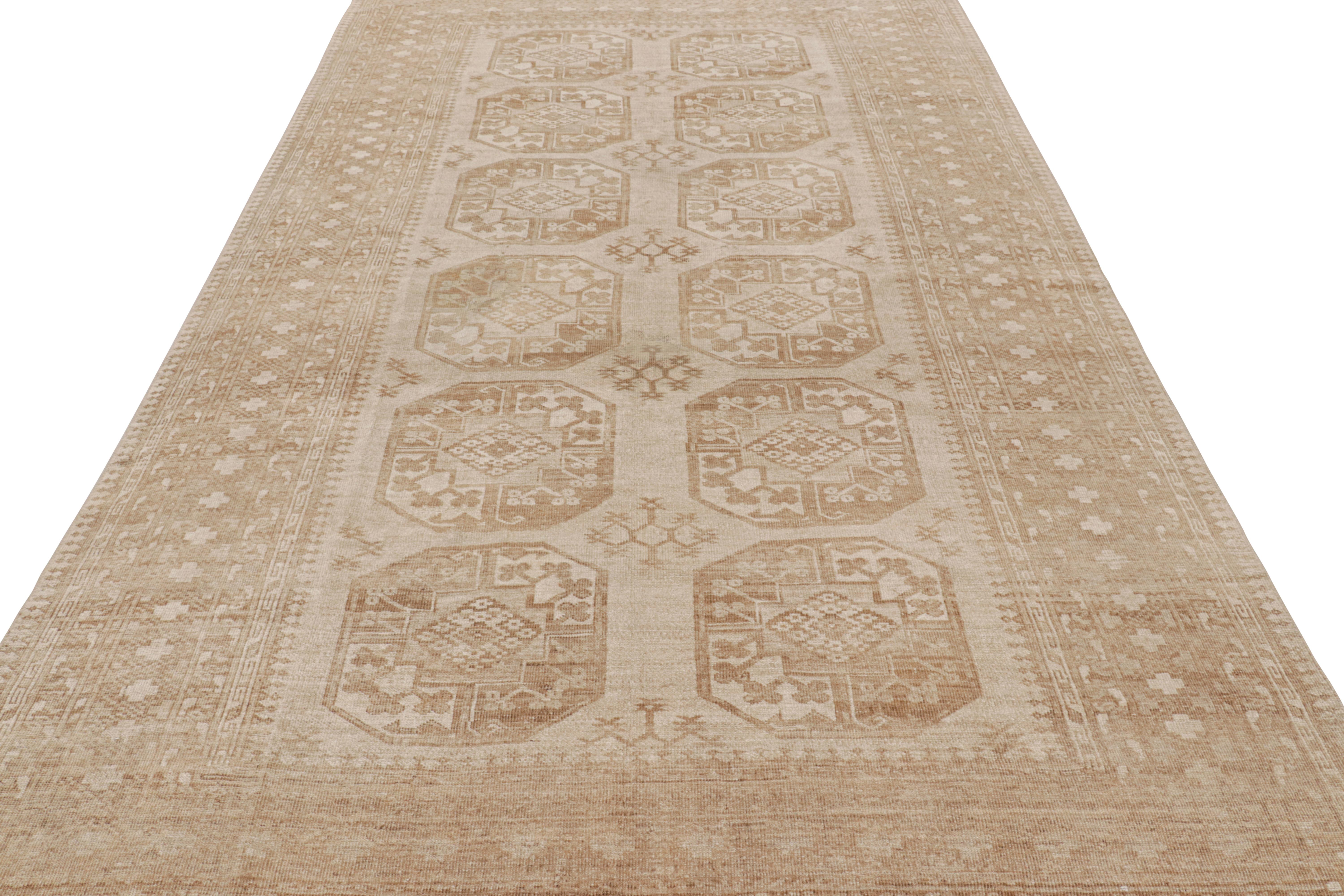 Alter Ersari-Teppich mit beige-braunen geometrischen Medaillons, von Rug & Kilim im Zustand „Gut“ im Angebot in Long Island City, NY