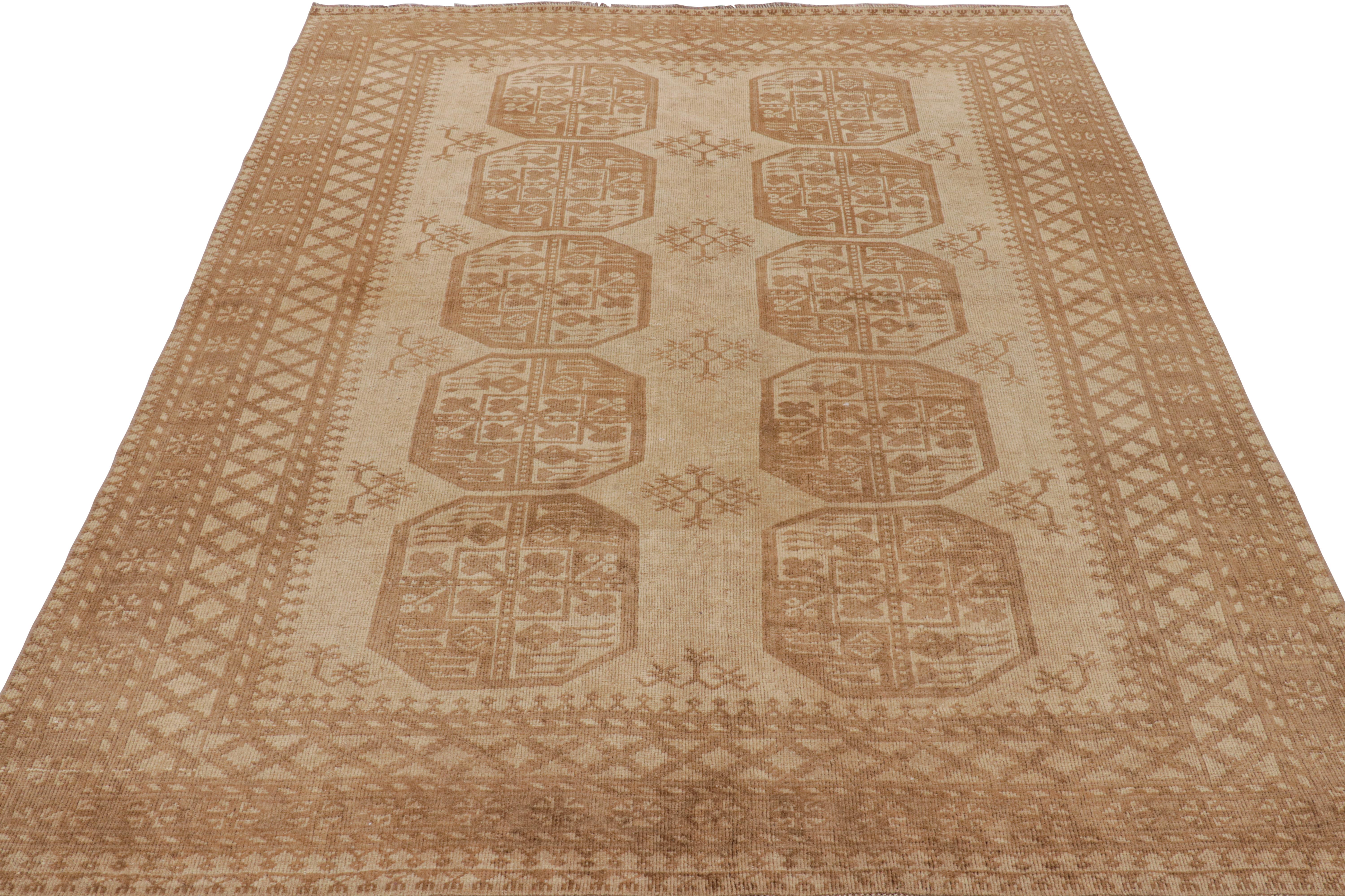 Alfombra vintage Ersari con medallones geométricos beige-marrón, de Rug & Kilim en Bueno estado para la venta en Long Island City, NY