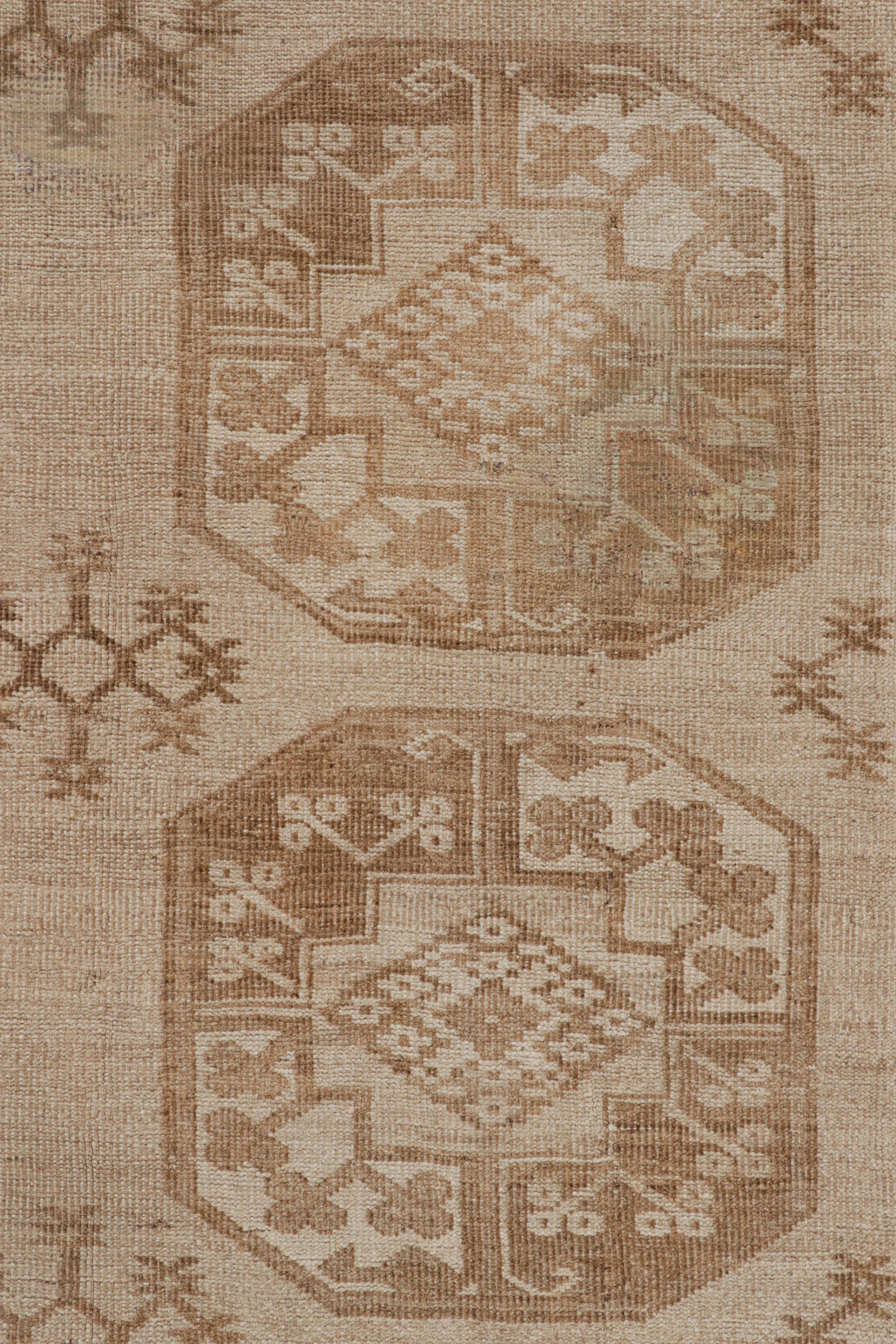 Alter Ersari-Teppich mit beige-braunen geometrischen Medaillons, von Rug & Kilim (Mitte des 20. Jahrhunderts) im Angebot