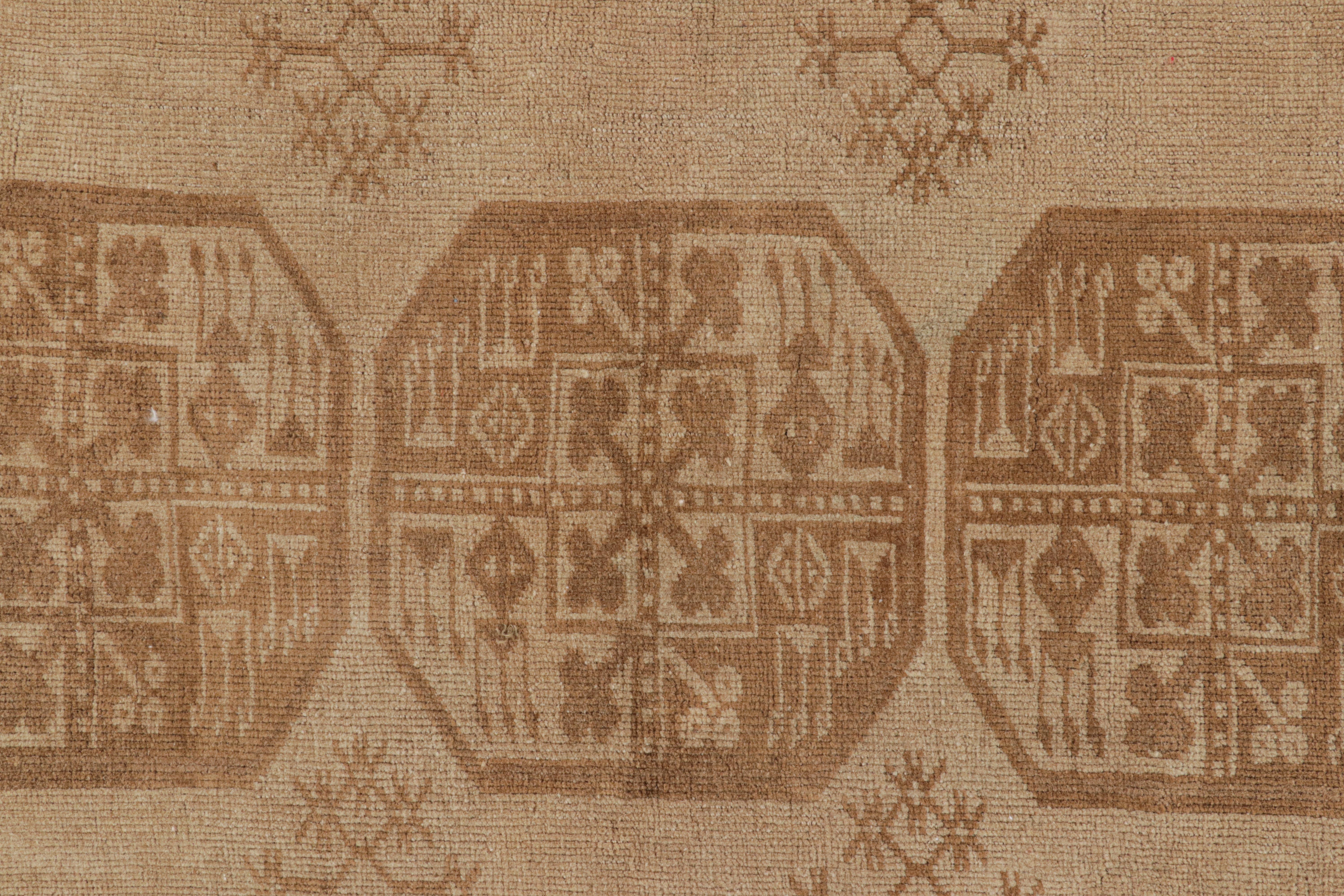 Alter Ersari-Teppich mit beige-braunen geometrischen Medaillons, von Rug & Kilim (Mitte des 20. Jahrhunderts) im Angebot