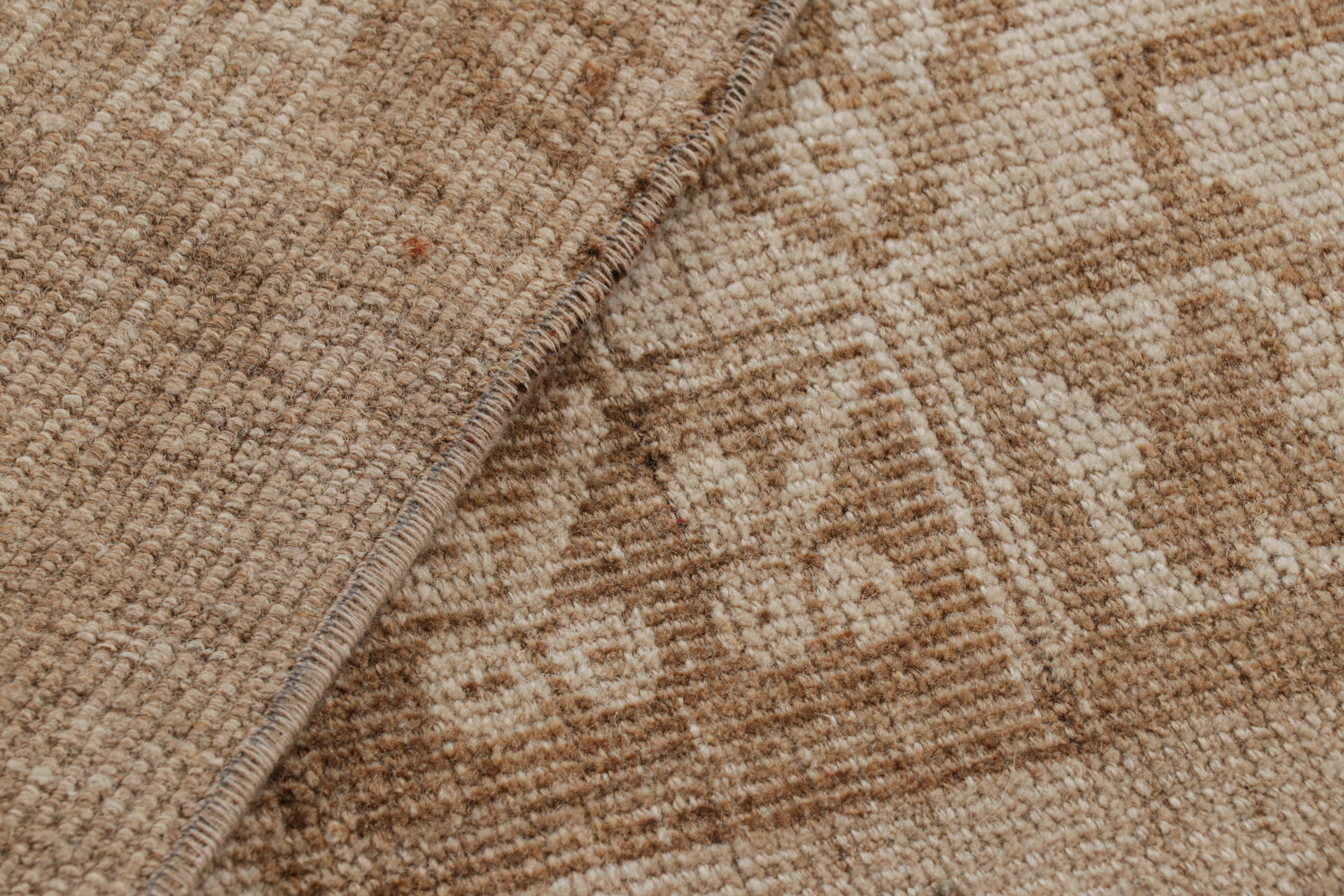 Alter Ersari-Teppich mit beige-braunen geometrischen Medaillons, von Rug & Kilim im Angebot 1
