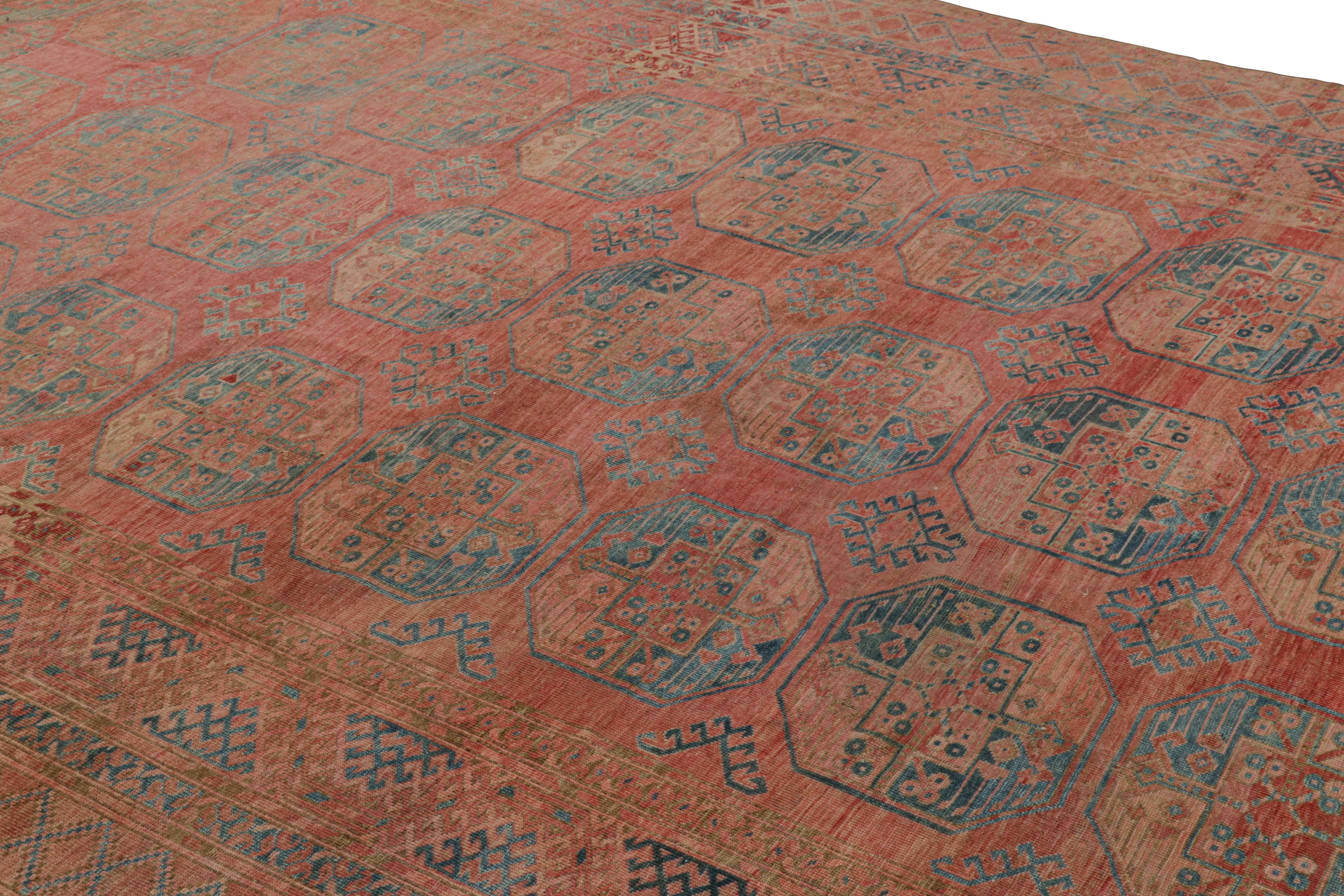 Dieser 9x15 große Teppich aus handgeknüpfter Wolle stammt aus der Türkei (ca. 1950-1960) und ist von den Ersari, einem Unterstamm der Turkmenen, der oft für seine ausgeprägten Stammesmuster bekannt ist. 

Über das Design: 

Kenner werden dieses