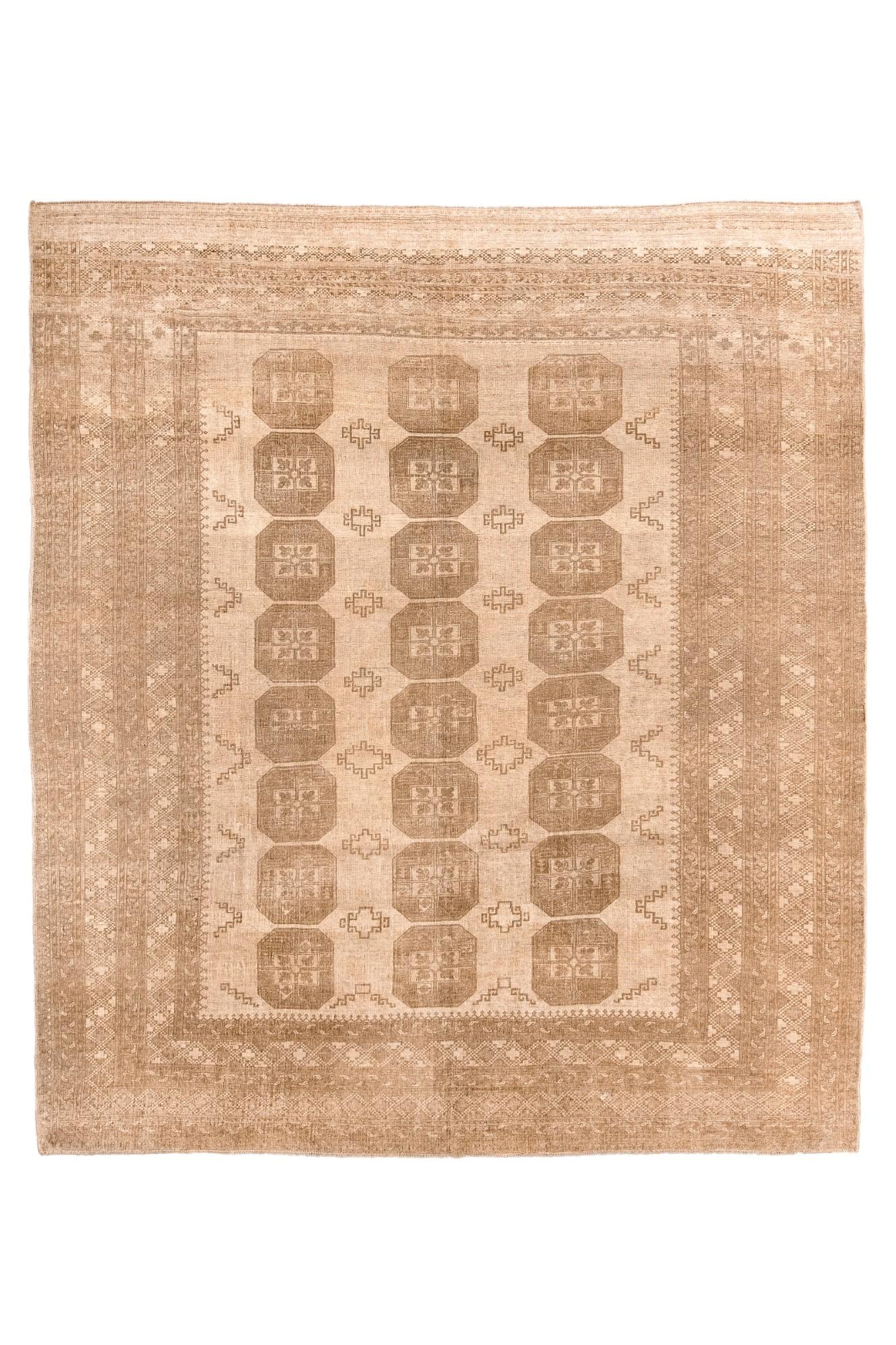Una serie di gul nomadi ottagonali a tre a otto decora il campo beige/tan, con semplici gul minori a gradini negli interstizi. Molti bordi, due dei quali mostrano un motivo a catena a rombi. Sulla lana. 

Dimensioni del tappeto
10'3 x 11'8 