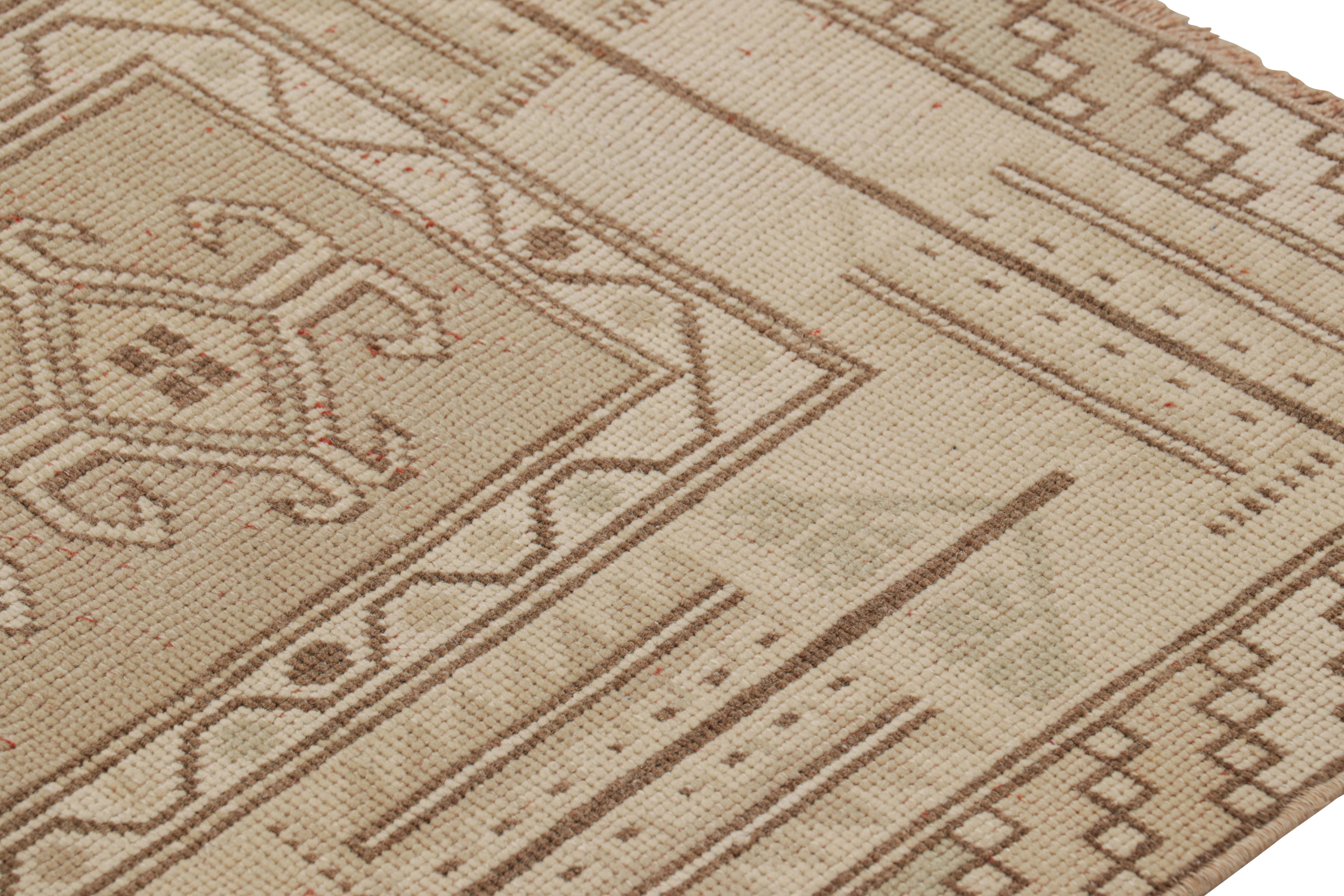Vintage Ersari Läufer in Beige-Braun mit geometrischen Mustern, von Rug & Kilim (Türkisch) im Angebot