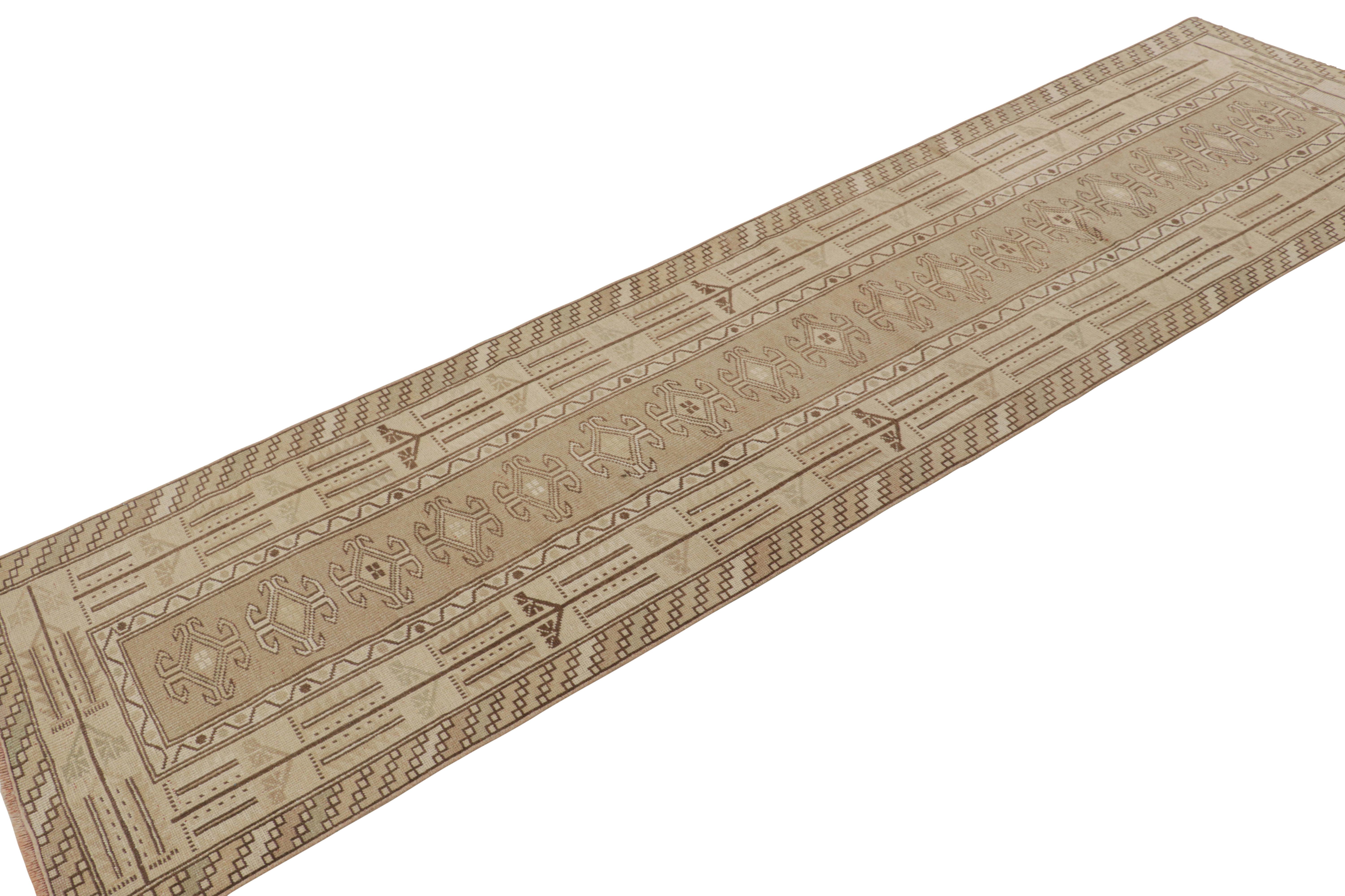 Vintage Ersari Läufer in Beige-Braun mit geometrischen Mustern, von Rug & Kilim (Handgeknüpft) im Angebot
