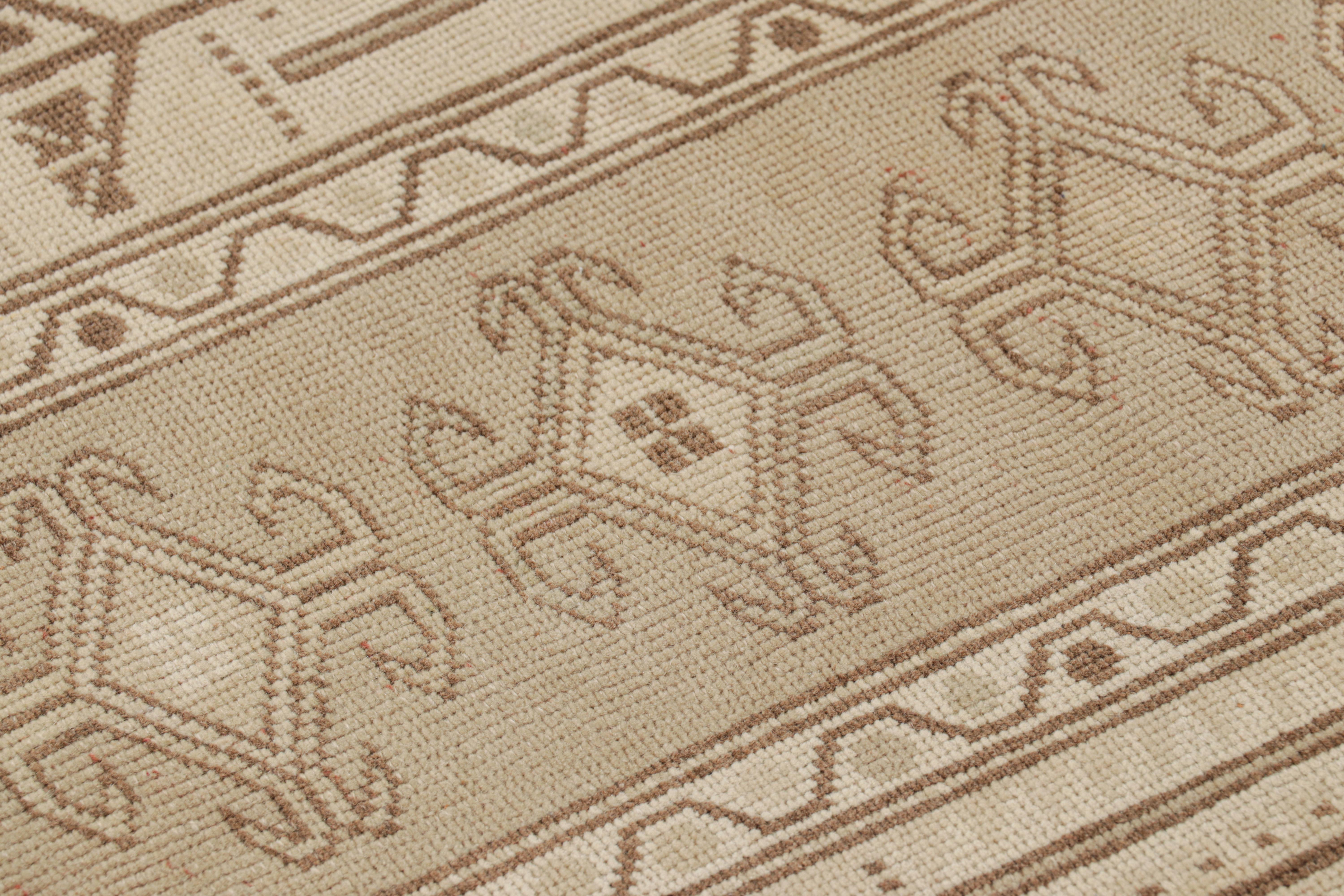 Vintage Ersari Läufer in Beige-Braun mit geometrischen Mustern, von Rug & Kilim (Mitte des 20. Jahrhunderts) im Angebot