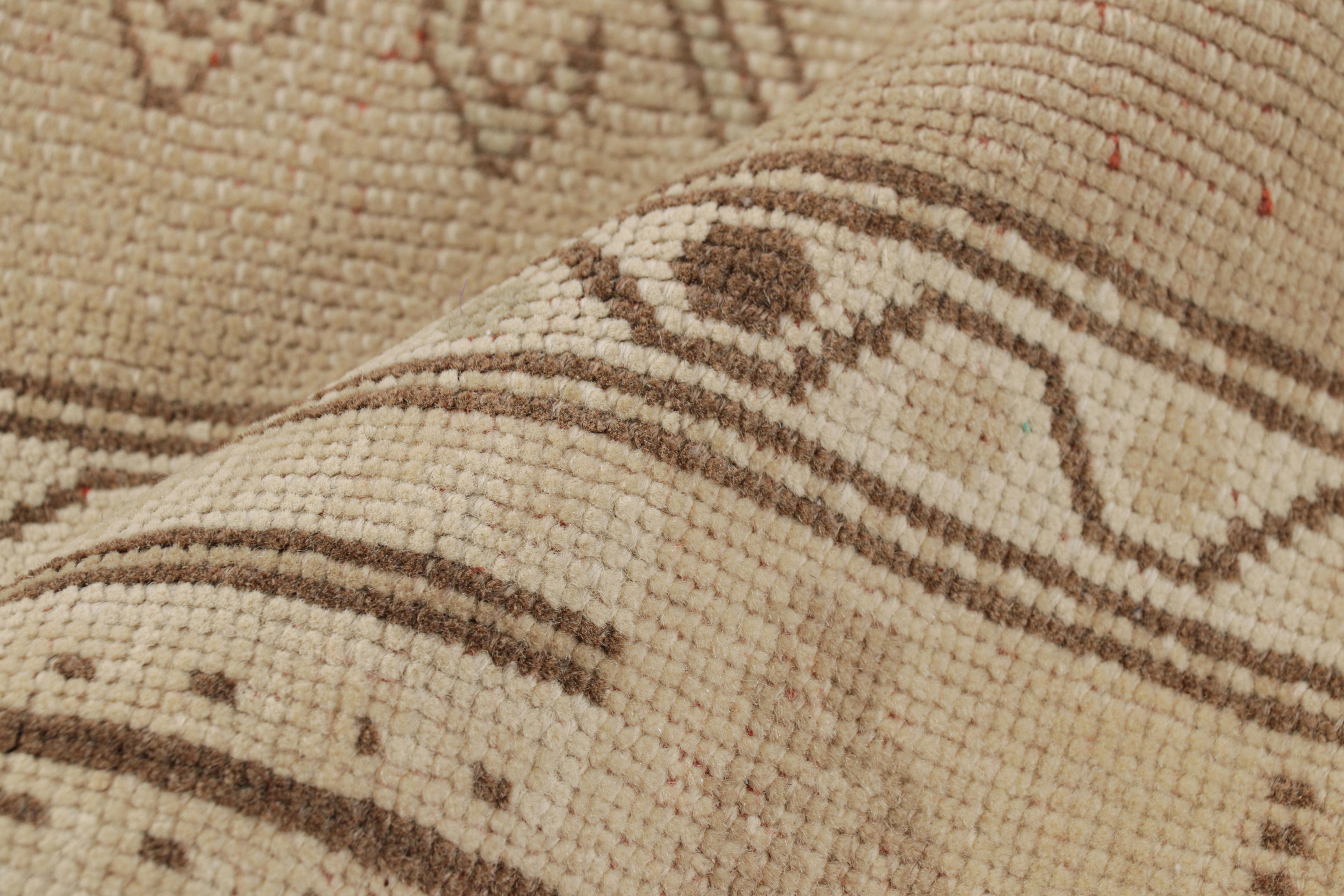 Vintage Ersari Läufer in Beige-Braun mit geometrischen Mustern, von Rug & Kilim (Wolle) im Angebot