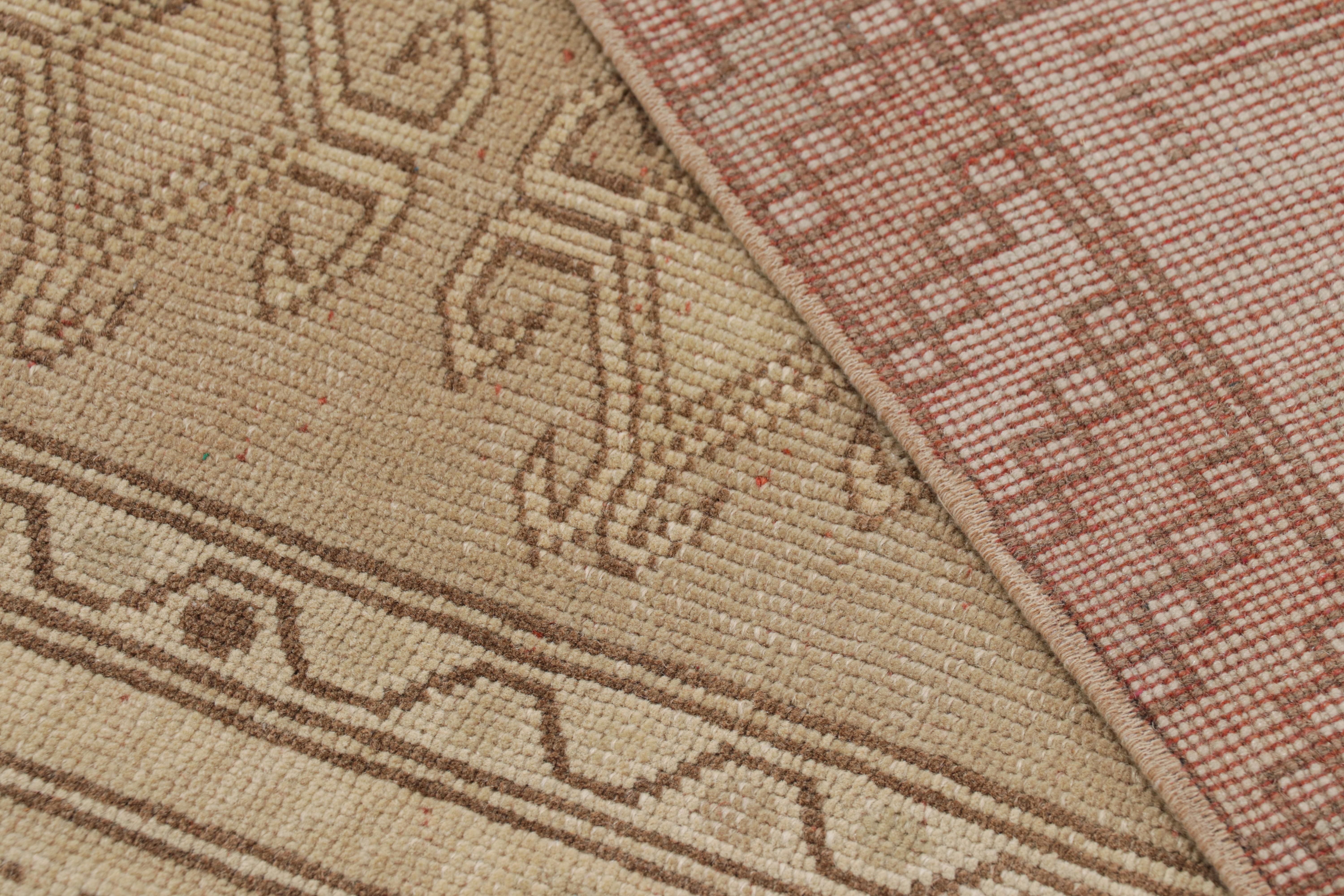 Vintage Ersari Läufer in Beige-Braun mit geometrischen Mustern, von Rug & Kilim im Angebot 1