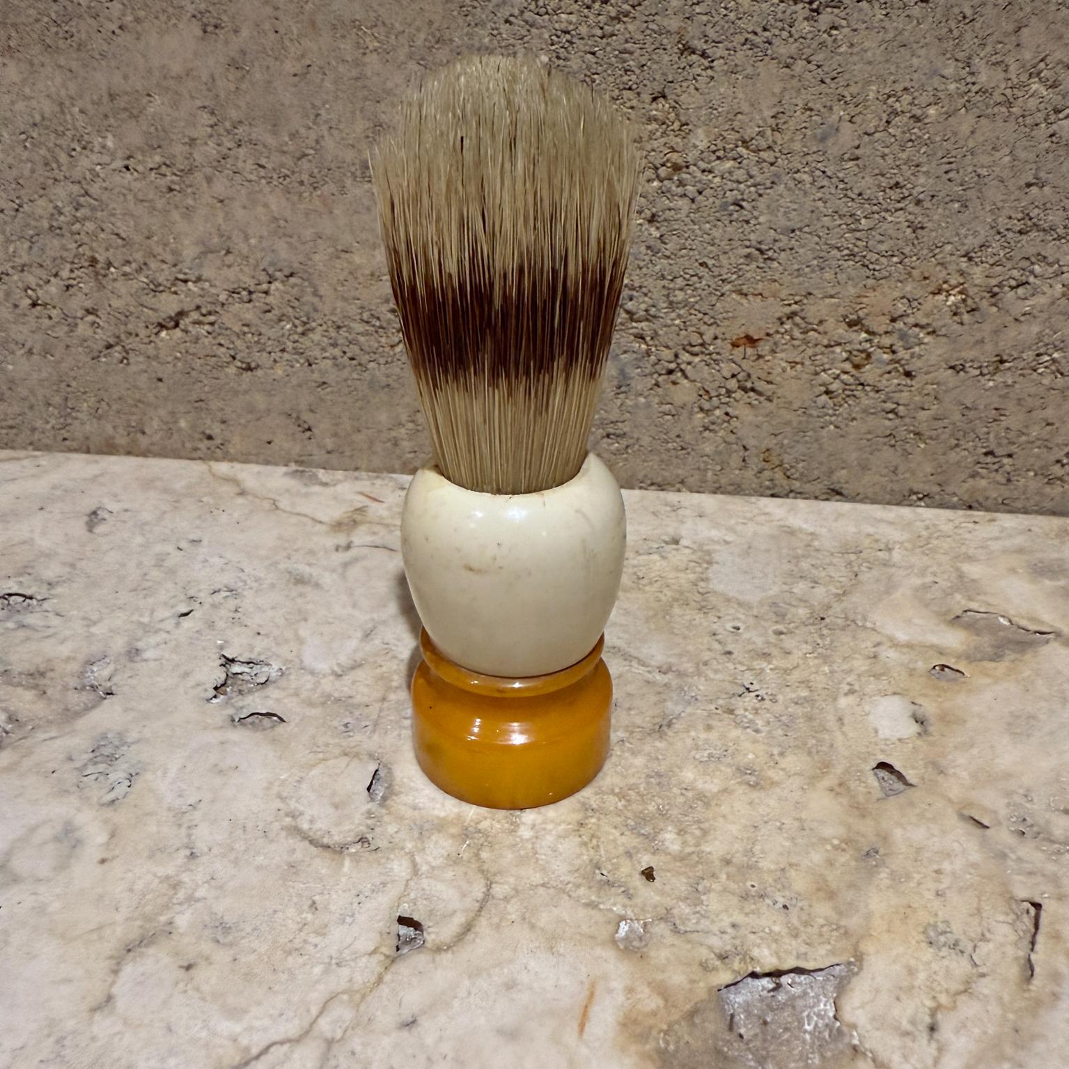 Vintage ERSKINE 200 Sterilisiert Barber Shop Rasierpinsel Nylon Borsten 
Gummi gestempelt Steril 200
4,5 hoch x 1,38 Durchmesser
Gebrauchter Original-Vintage-Zustand.
Siehe mitgelieferte Bilder.