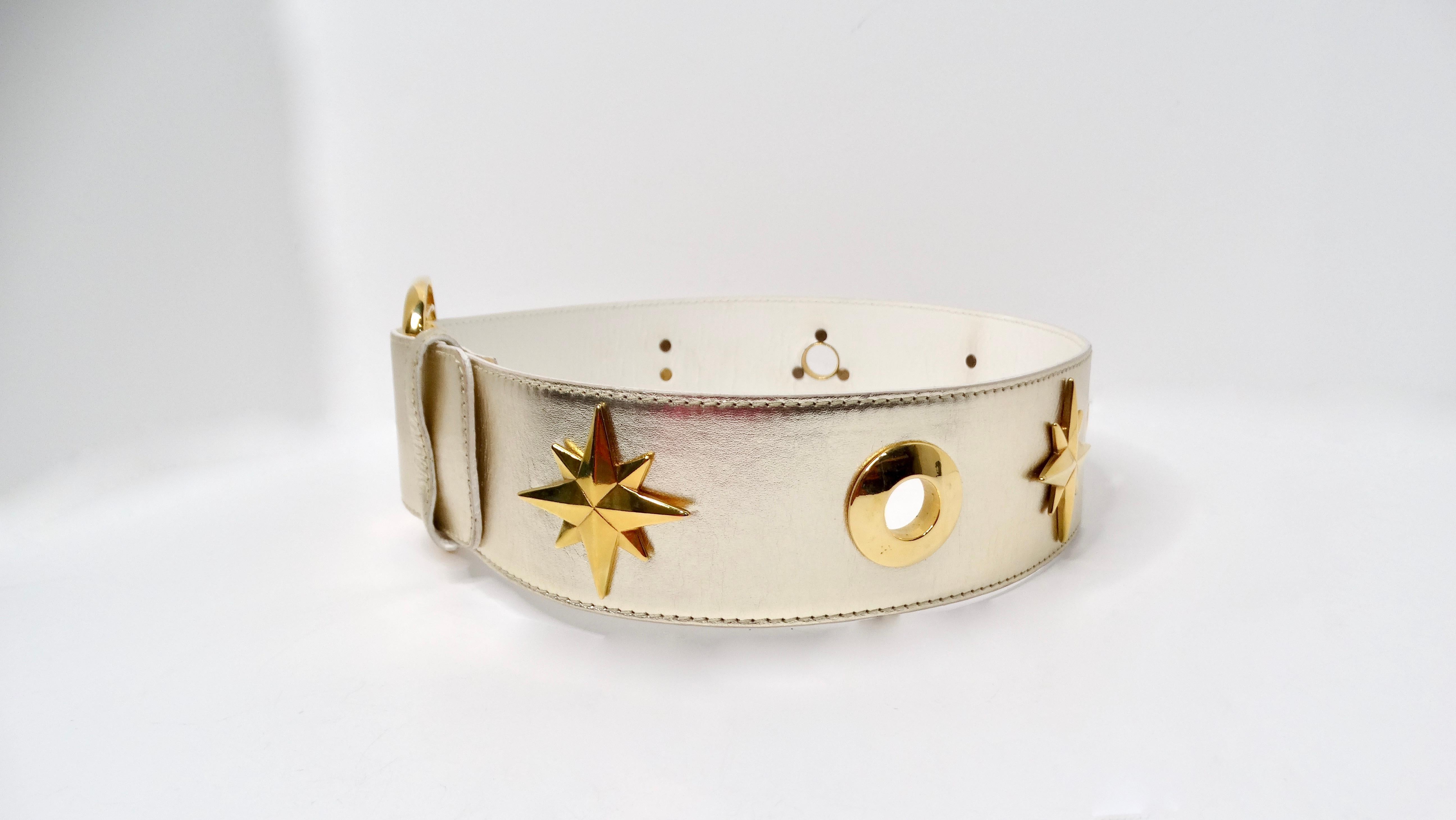 La ceinture en cuir Vintage Escada Champagne Metallic Gold Star Charm est un accessoire luxueux qui incarne la sophistication et le style. Cette ceinture exquise présente une riche finition métallique dorée ornée d'une charmante breloque en forme