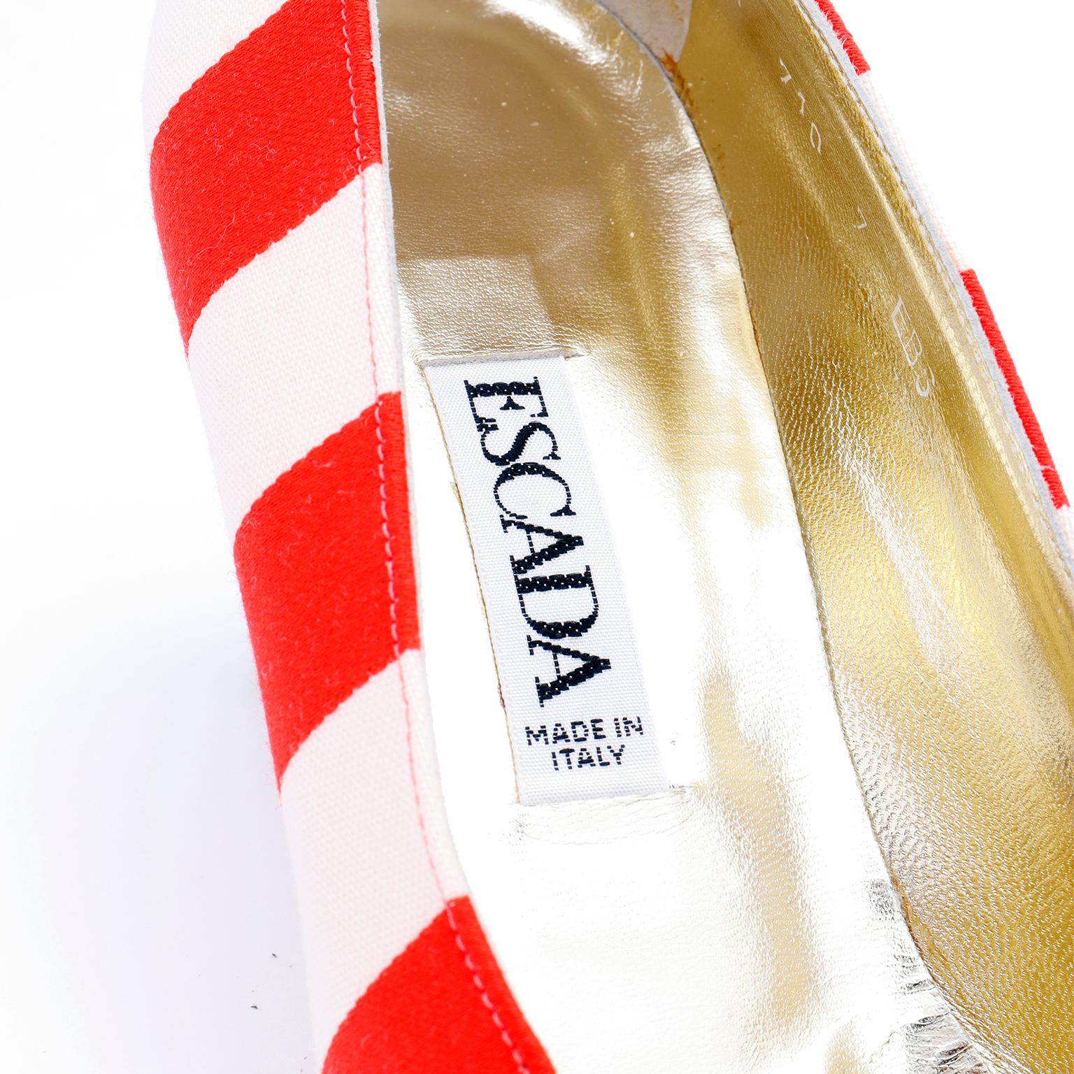 Chaussures vintage Escada à rayures rouges et blanches et talons en cuir verni noir en vente 5