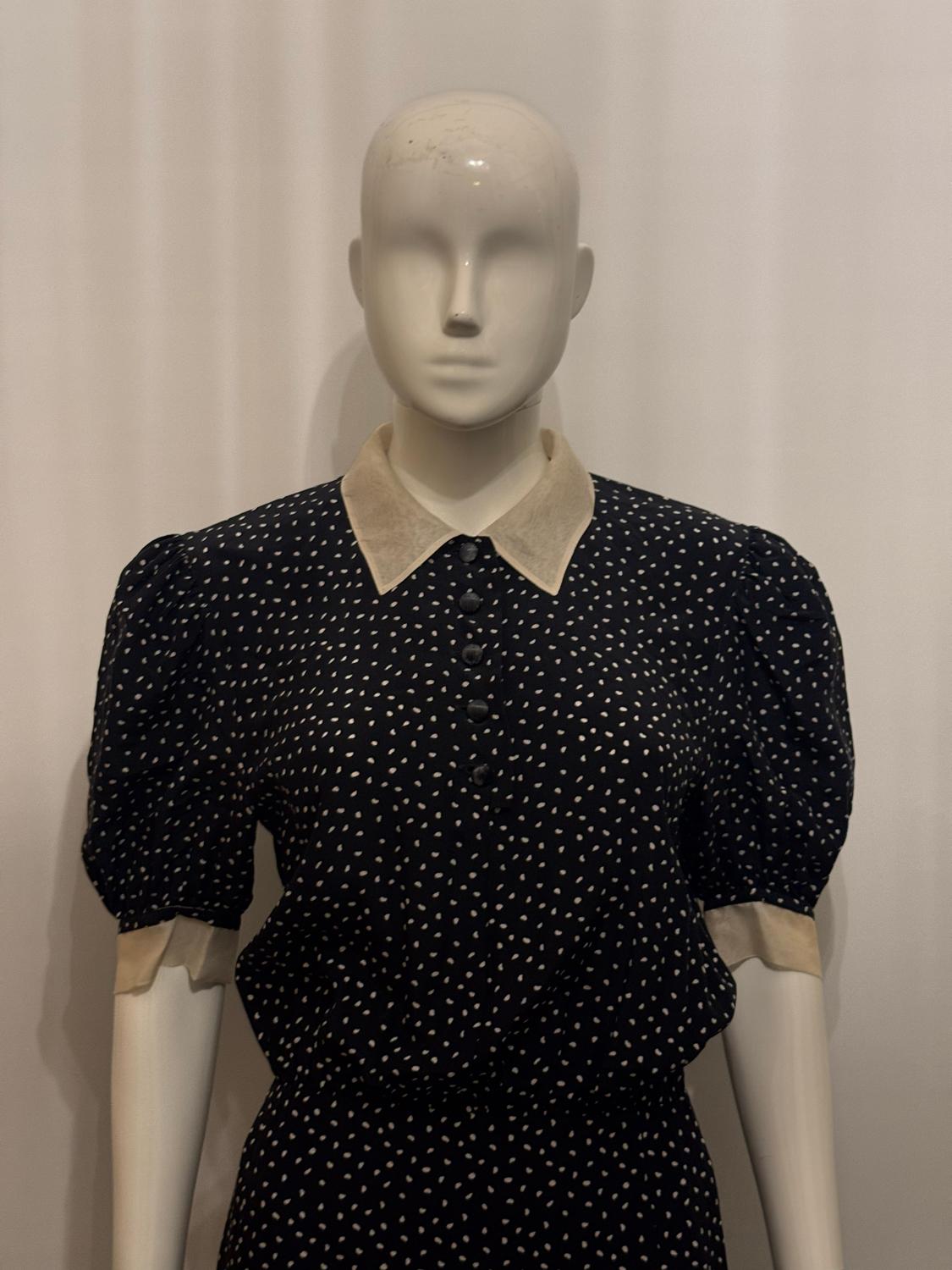 Vintage Escada - Robe en soie à pois en vente 5