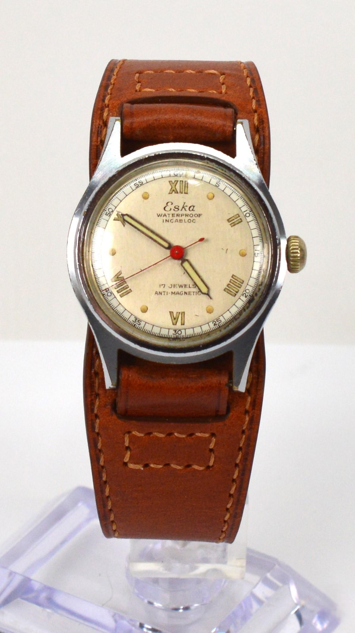 Ergänzen Sie Ihre Vintage-Sammlung mit dieser großartigen Schweizer Nachkriegs-Armbanduhr von Eska im Military-Stil. Diese 31-mm-Uhr aus gebürstetem Stahl hat ihr originales mattes silberfarbenes Zifferblatt mit römischen Ziffern, Indexen und einem