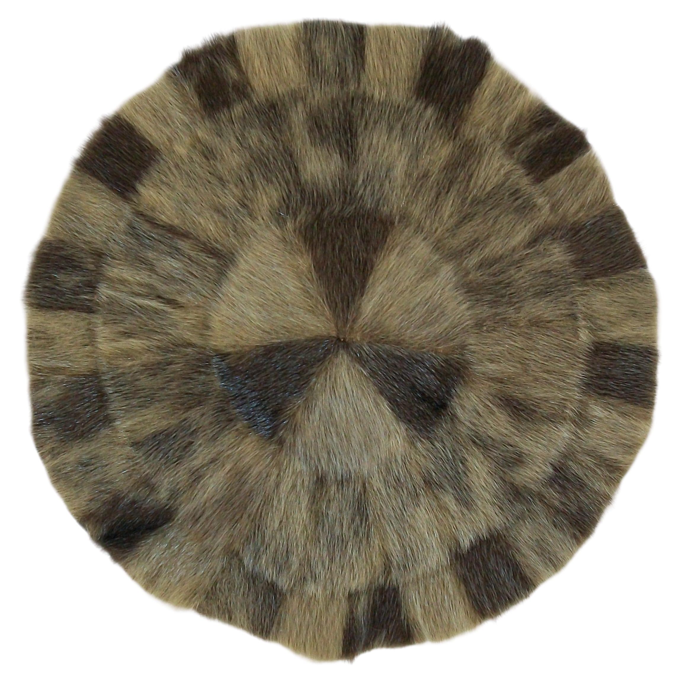 Tapis de table vintage en fourrure Eskimo / Inuit - Label original - Canada - Circa 1950's