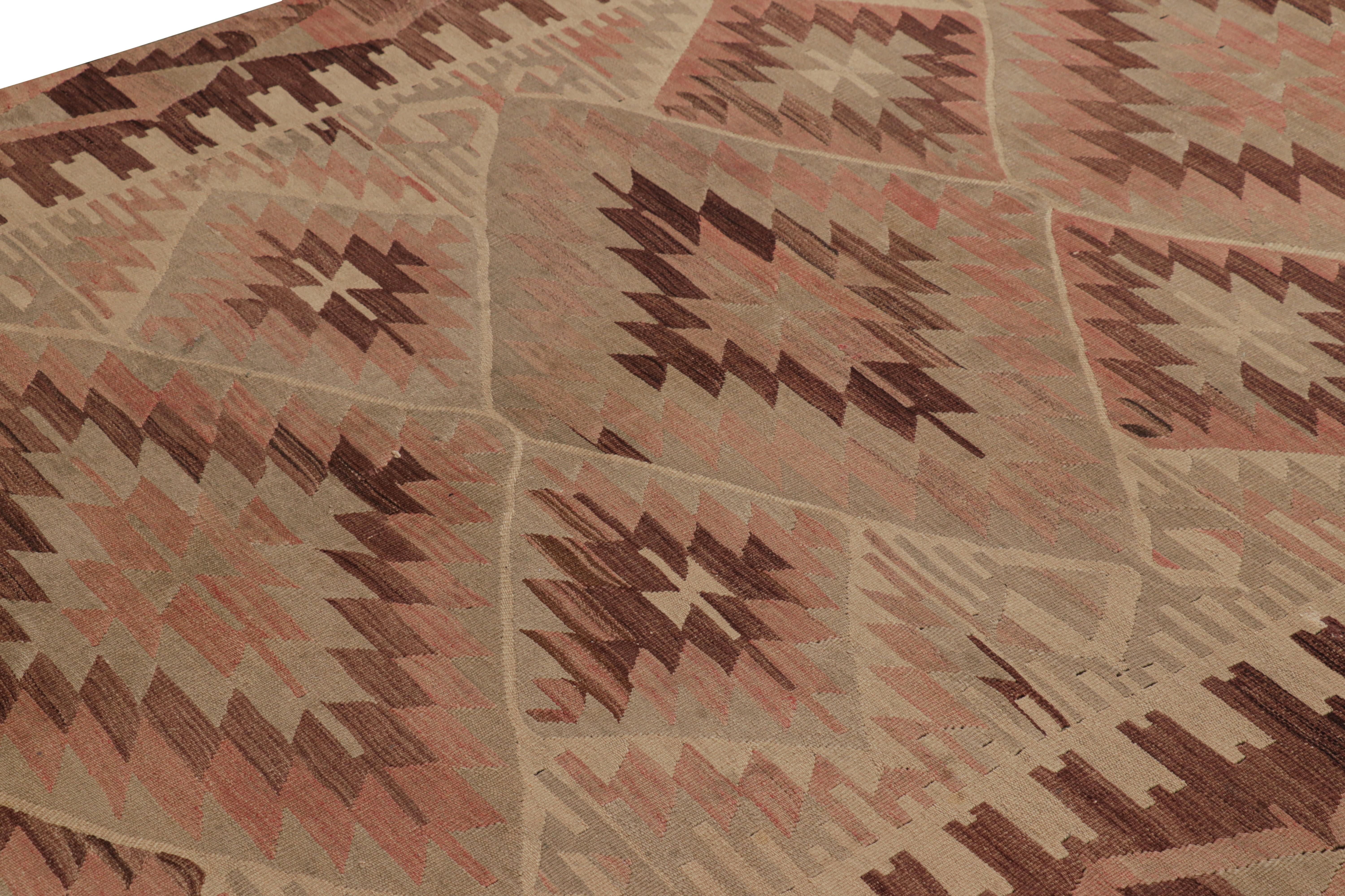 Dieser aus der Türkei stammende Kilim aus Kayseri-Wolle (1940-1950) hat einen untypischen Hintergrund aus rustikalen und lebendigen Farben in Wellenmustern. Die anmutig gealterte lachsrosa Farbgebung ergänzt den ausgezeichneten Zustand des Teppichs.